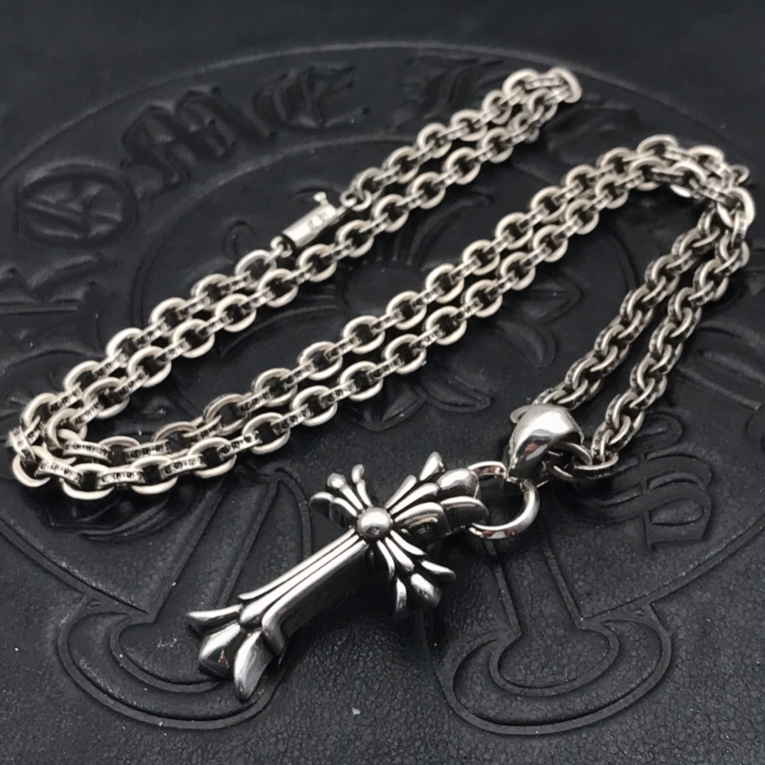 Chrome Hearts 中号水滴双层十字架吊坠项链，细节到位，刻字清晰，搭配字母链