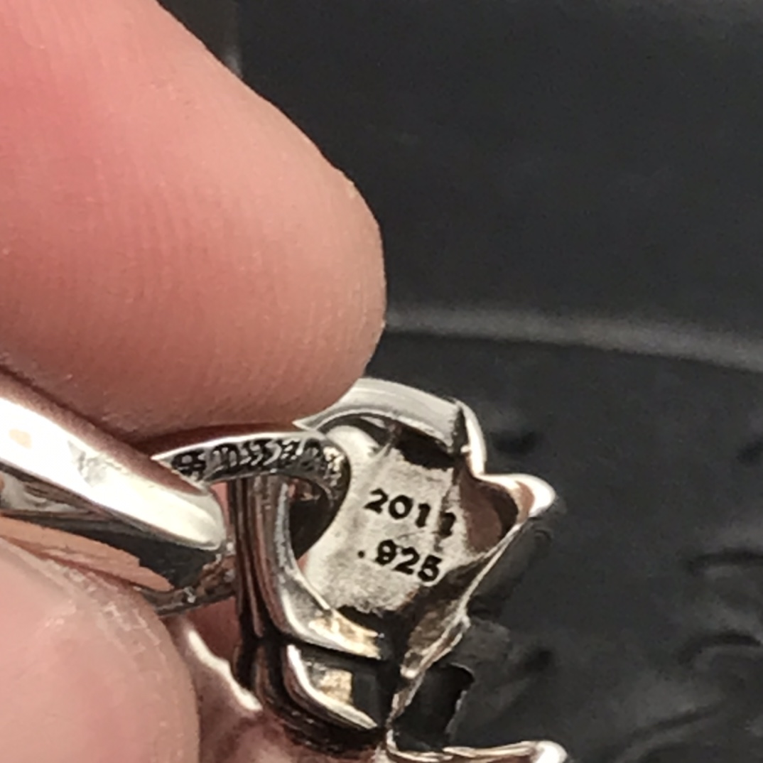 Chrome Hearts 中号水滴双层十字架吊坠项链，细节到位，刻字清晰，搭配字母链