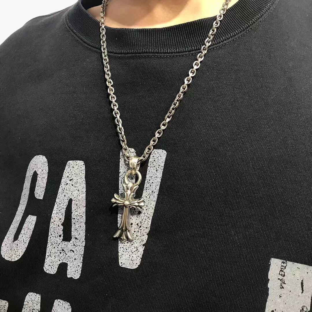 Chrome Hearts 中号水滴双层十字架吊坠项链，细节到位，刻字清晰，搭配字母链