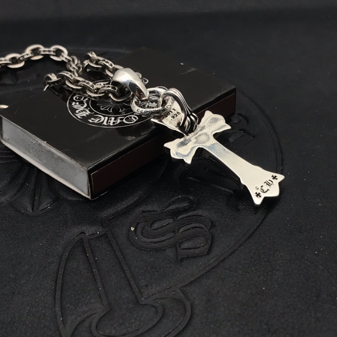 Chrome Hearts 中号水滴双层十字架吊坠项链，细节到位，刻字清晰，搭配字母链