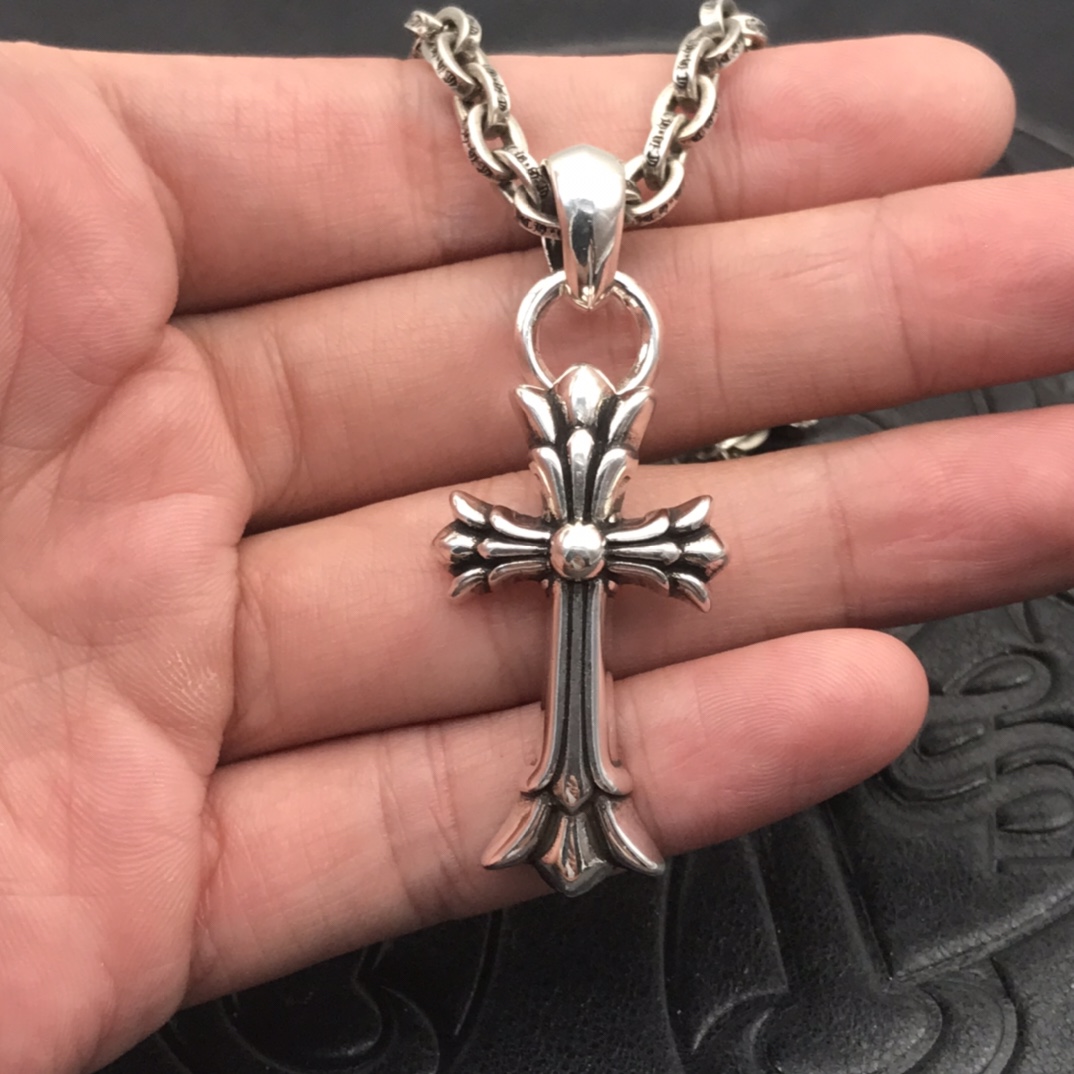 Chrome Hearts 中号水滴双层十字架吊坠项链，细节到位，刻字清晰，搭配字母链