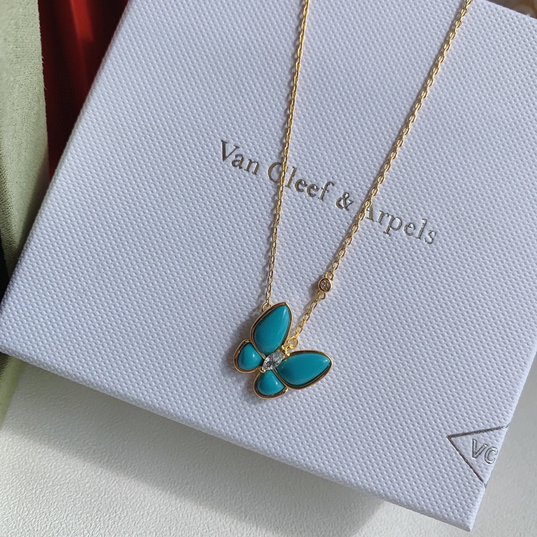 Van Cleef & Arpels 最新 VCA/梵克雅宝 绿松石蝴蝶项链 蓝色绿松石蝴蝶 好清新的感觉 值得种草 925纯银镀18k金持久保色 蓝色蝴蝶锁骨链 栩栩如生 蝴蝶物语/蝶成双 蓄春意双蝶 振翅追逐 惬意相伴 传递万物生长之韵 解锁出游日暖意搭配 鲜明绿松石熠耀明媚光晕 与璀璨美钻 款款相称 绽放鲜明对比