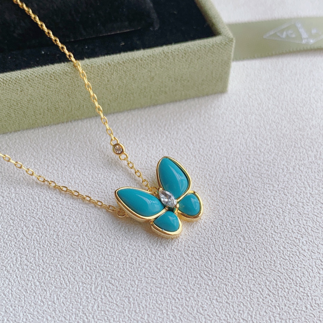 Van Cleef & Arpels 最新 VCA/梵克雅宝 绿松石蝴蝶项链 蓝色绿松石蝴蝶 好清新的感觉 值得种草 925纯银镀18k金持久保色 蓝色蝴蝶锁骨链 栩栩如生 蝴蝶物语/蝶成双 蓄春意双蝶 振翅追逐 惬意相伴 传递万物生长之韵 解锁出游日暖意搭配 鲜明绿松石熠耀明媚光晕 与璀璨美钻 款款相称 绽放鲜明对比