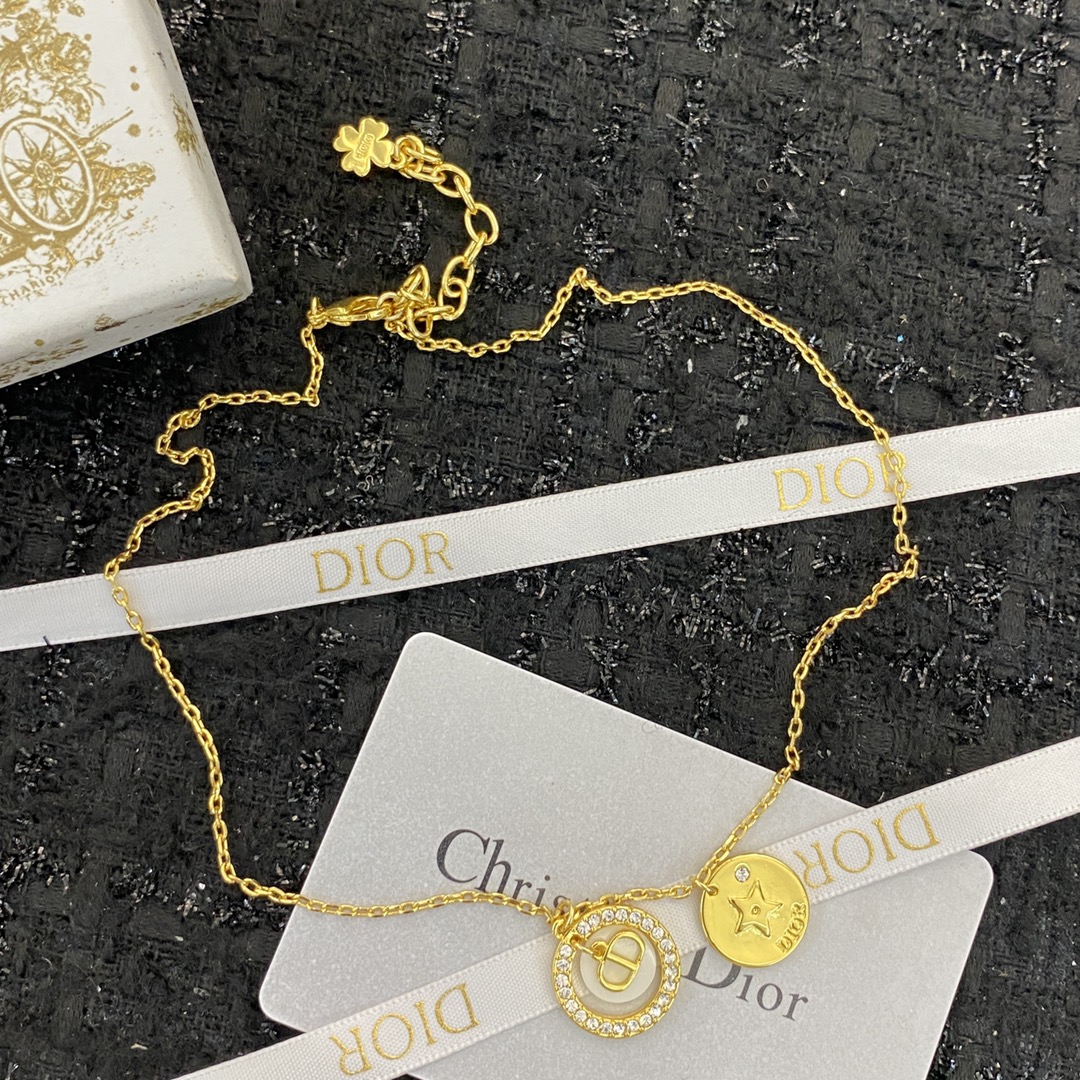  编码N236   
🛍项链热销款火爆上新❣
🛍同步专柜‼️独家高端品质实拍图‼️代购级别‼️做工精致细