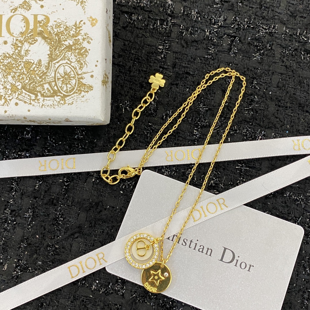  编码N236   
🛍项链热销款火爆上新❣
🛍同步专柜‼️独家高端品质实拍图‼️代购级别‼️做工精致细