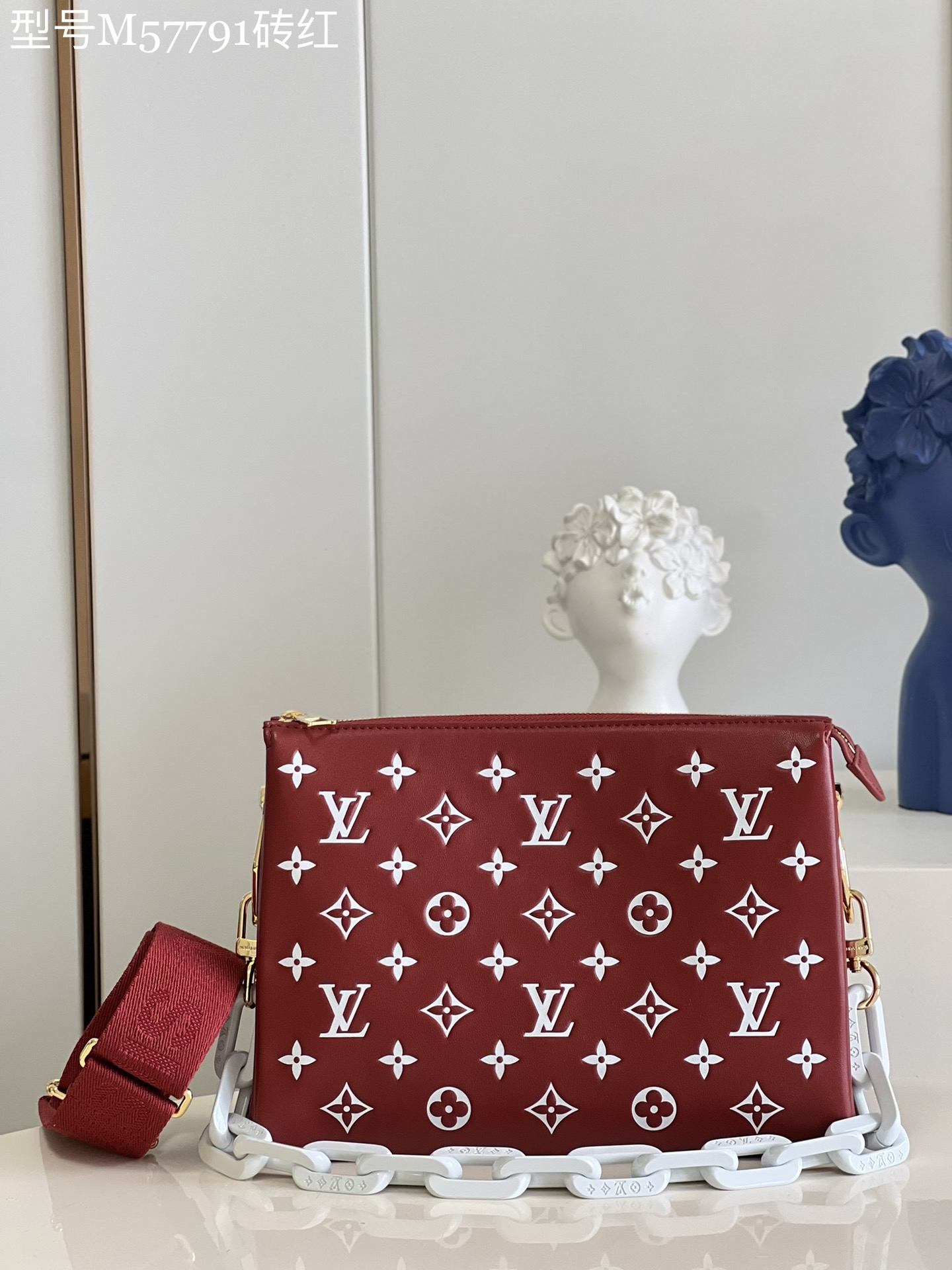 NO:398816,【Exclusive real photo of M57791 brick red】 M57790 This Coussin small handbag comes from the Vuittamins capsule series, embellishing the rough chain of fluffy sheepskin, expressing the Nicolas Ghesquière interpretation of confidence and joy in bright colors. It can be used to use a crossbody on the shoulder strap or as a chain bag, or it can be carried under the armpit. Size 26 x 20 x 12 cm s.,LV [original leather],louis vuitton,sheepskin19860909【独家实拍M57791砖红】 M57790 本款 Coussin 小号手袋出自 Vuittamins 胶囊系列,为蓬松绵羊皮点缀粗犷链条,以鲜明色彩道出 Nicolas Ghesquière 对自信欢悦的解读.可利用肩带斜挎或作为链条法棍包,亦可携于腋下.尺寸26 x 20 x 12 厘米 s.,LV【原厂皮】,louis vuitton,sheepskin,Bag