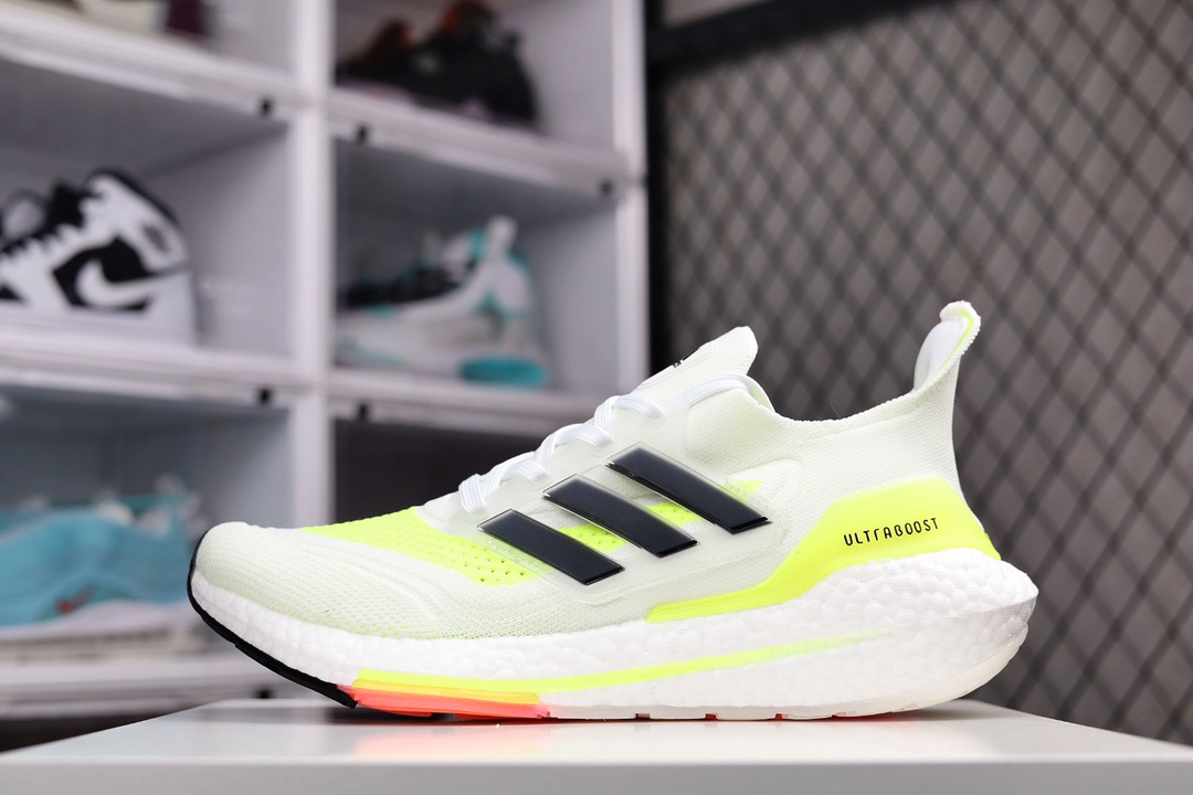 G0 Adidas UltraBoost 21 充正版本纯原巴斯夫 外贸订单阿迪达斯Adidas UltraBoost 21 加厚爆米花袜套式针织鞋面休闲运动慢跑鞋 UB7.0 爆米花 新一代的ulrtra boost 21在中底的部分添加了更多的boost材质面积，除了部分标志性的细节处外，这次更新的款式以前凸后翘的流线型呈现。中底的支撑片也变成了造型奇特的U型，鞋子设计十分有速度感553PQ