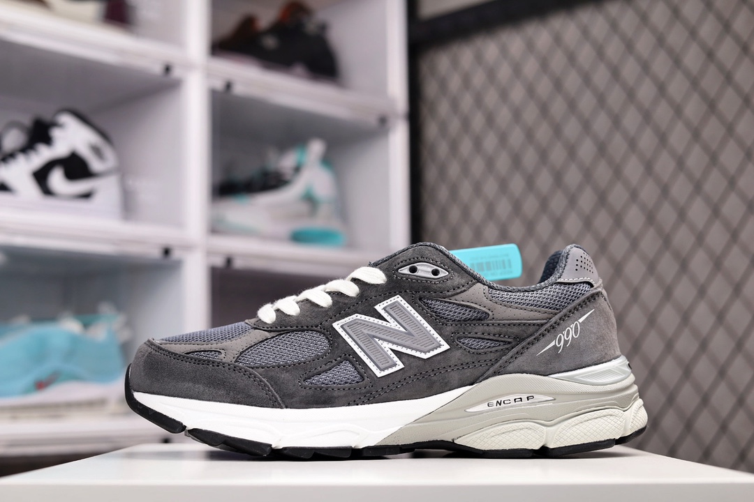G5 男女鞋真标半码制原楦原纸版数据开发采用猪巴革组合网织鞋面材质全新开发6层组合底模精密开发中底嵌入碳板缓震及后跟嵌入TPU装饰条稳固复古感拉满，再度联乘纽约街头潮流品牌KITH x NB新百伦New Balance in USA M990V3三代系列美产血统经典复古休闲运动百搭老爹跑步鞋“狼灰银3M”663BD