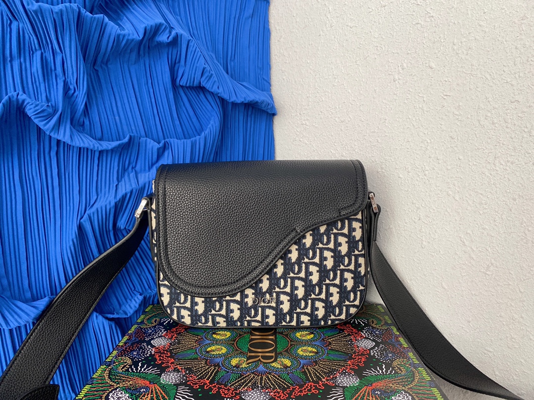 J5  Dior  迪奥  Saddle 迷你马鞍信使包 翻盖邮差包 男女通用斜挎包 单肩包 采用精湛镶嵌细工，经典百搭 实物拍摄 原厂原版面料 配送小票防尘袋 折叠礼盒 23 x 18 cm。