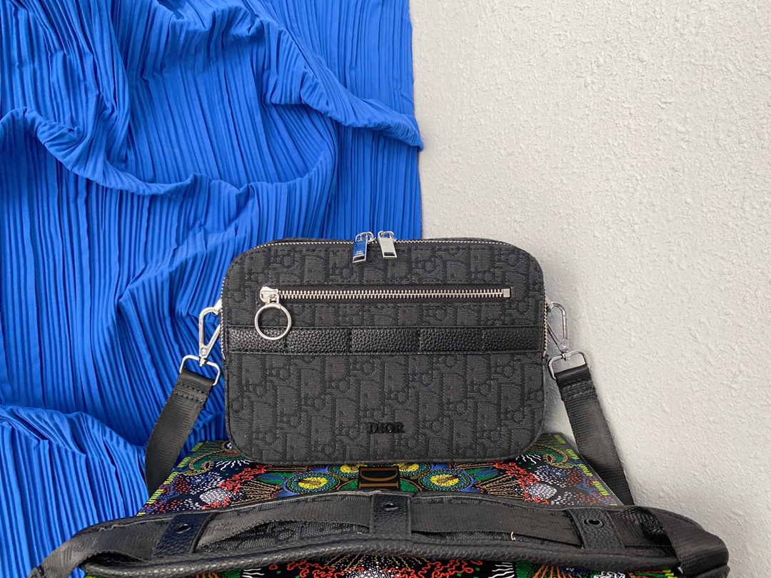 J5  Dior  迪奥  SAFARI信使包 CD刺绣针织相机包 男女通用斜挎包 单肩包 采用精湛镶嵌细工，经典百搭 实物拍摄 原厂原版面料 1SF配送小票防尘袋 折叠礼盒 22 x 15 cm。