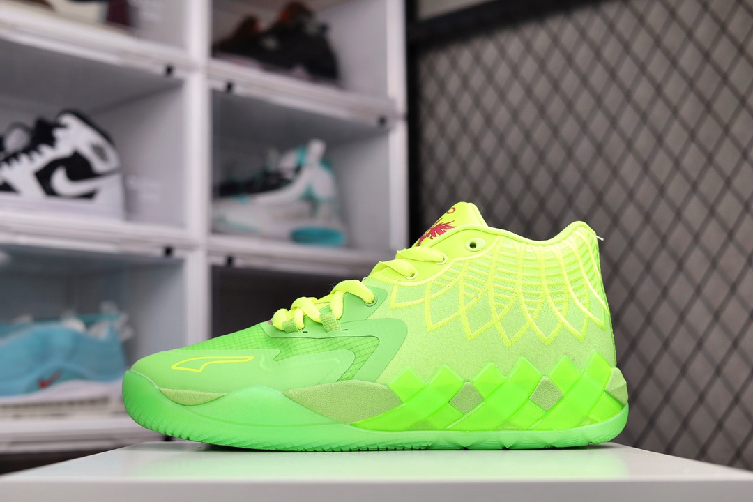H0  男鞋真标半码制采用复合透气网织布融合3D打印结构鞋面中底嵌入透明缓震乳胶材质全掌NITRO FOAM缓发泡震材料工艺外置耐磨透明橡胶外底 NBA天才后卫拉梅洛·鲍尔-LaMelo Ball首双个人签名篮球鞋,骚气鸳鸯配色《瑞克和莫蒂》联名 x 彪马Puma MB.01″Rick and Morty “拉梅洛鲍尔一代系列综合训练休闲运动篮球鞋“鸳鸯荧光绿西瓜粉”776YBL