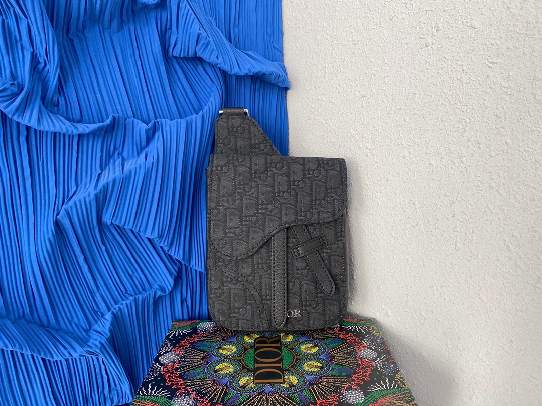 J0  Dior  迪奥  SADDLE信使包 CD刺绣针织相机包 男女通用斜挎包 单肩包 胸包 采用精湛镶嵌细工，经典百搭 实物拍摄 原厂原版面料 配送小票防尘袋 折叠礼盒 21 x 15 cm。