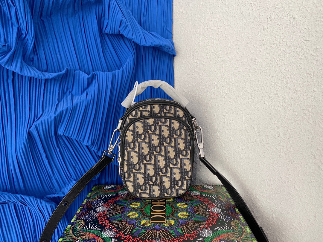 J5  Dior  迪奥  Men空山基提花手机包 斜挎包 明星单品 采用精湛镶嵌细工，经典百搭 实物拍摄 原厂原版面料 配送小票防尘袋 折叠礼盒 17 x 11 cm。