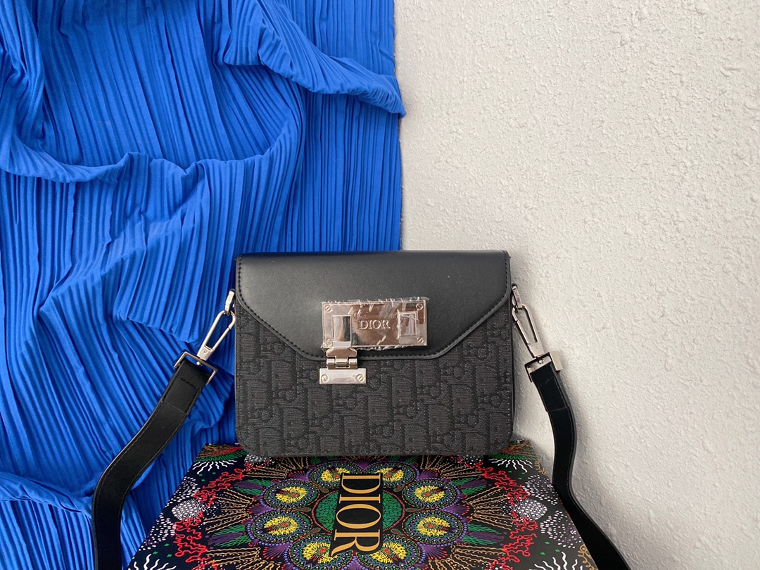 J5  Dior  迪奥  Lock 刺绣针织翻盖相机包 小方包 男女通用斜挎包 单肩包 采用精湛镶嵌细工，经典百搭 实物拍摄 原厂原版面料 1LX 配送小票防尘袋 礼盒 20 x 15 cm。