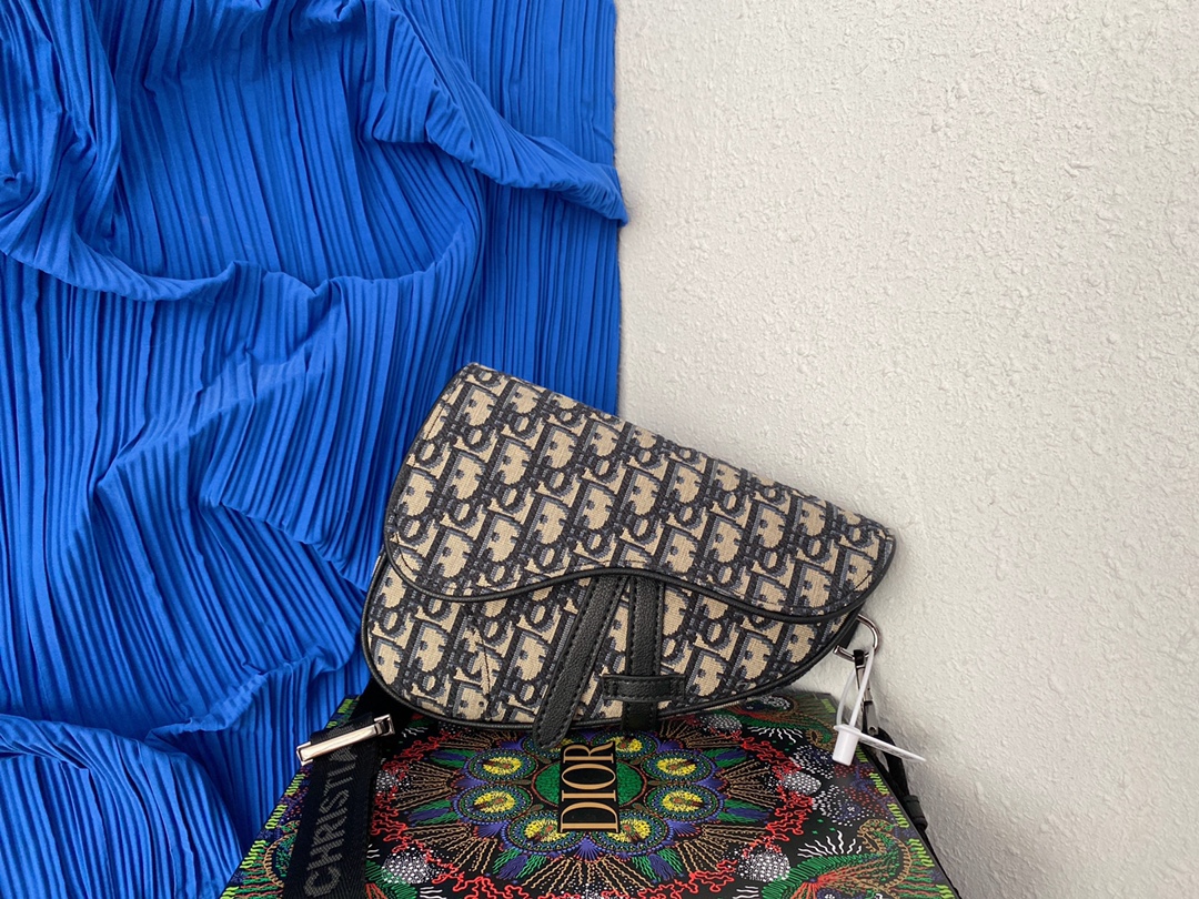 J5  Dior  迪奥  Oblique 提花 迷你马鞍包 斜挎胸包 明星单品 采用精湛镶嵌细工，经典百搭 实物拍摄 原厂原版面料 配送小票防尘袋 折叠礼盒 25 x 16 cm。