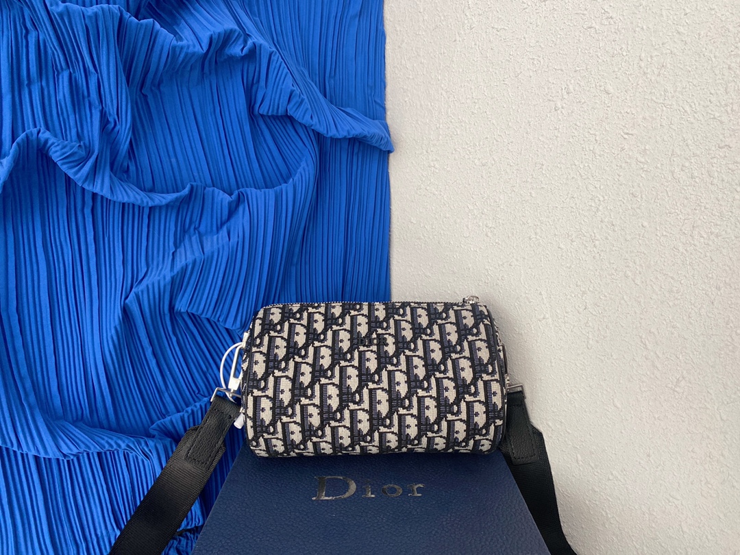 J0  Dior  迪奥  Roller Oblique 提花圆筒包 圆滚单肩斜挎包 明星单品 采用精湛镶嵌细工，经典百搭 实物拍摄 原厂原版面料 配送小票防尘袋 礼盒 21 x 13 cm。