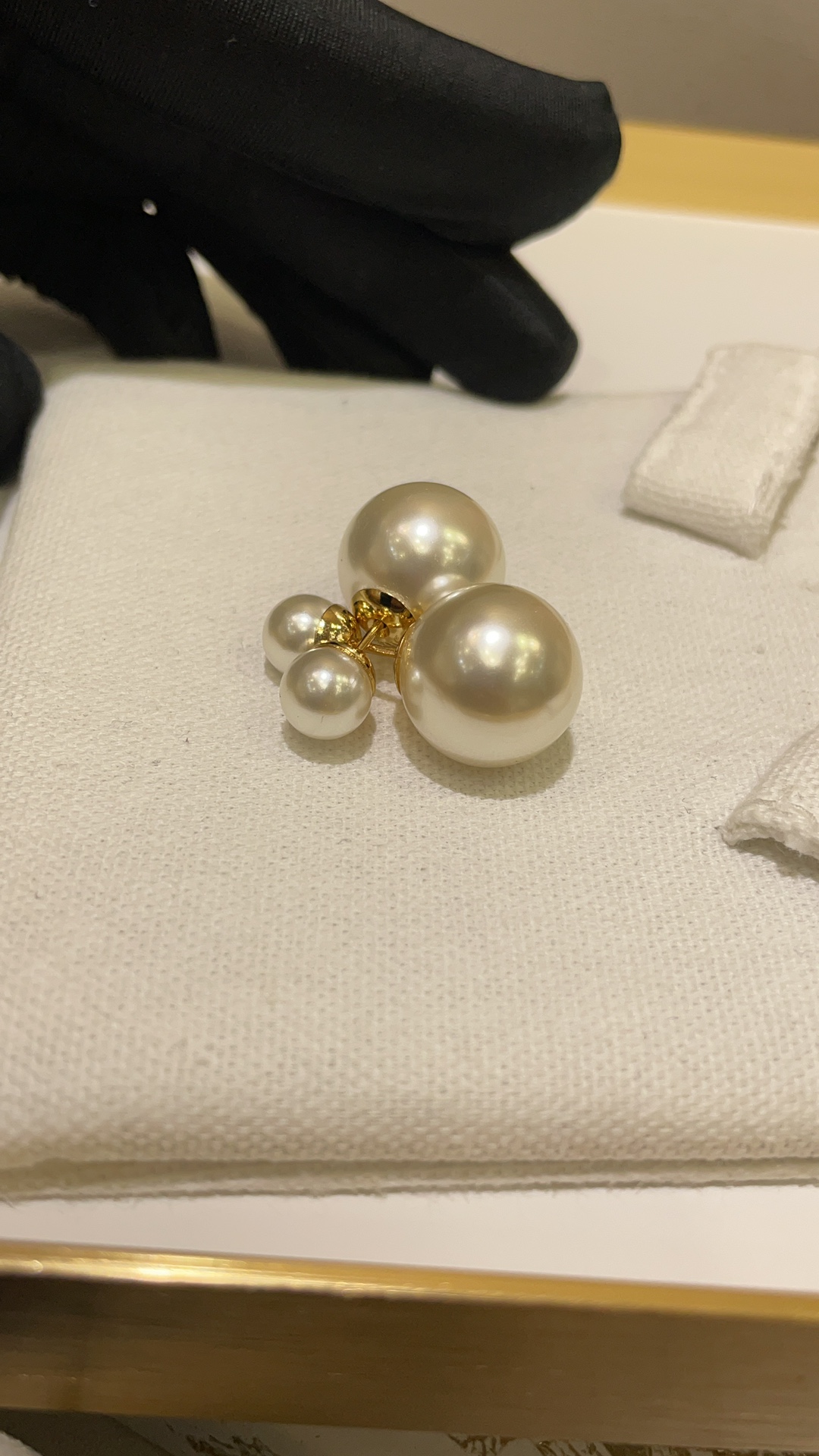 NO:720341,88130, today's new classic model, the classic Tribales pearl double ball earrings. Everyone knows the super classic hot style that needs no introduction. The double ball pearls highlight the soft and elegant noble temperament of women. Purchased from yb and developed and customized. Consistent brass material. Resin pearls, balenciaga, earrings, Cartier high-end jewelry.1986090988130,今日新品经典款 经典款Tribales珍珠双球耳环 无需过多介绍的超级经典爆款懂的都懂 双球珍珠凸显女性柔美优雅的高贵气质 购入yb开发定制 一致黄铜材质 树脂珍珠,,balenciaga,earrings,卡迪亚高端饰品,Jewelry