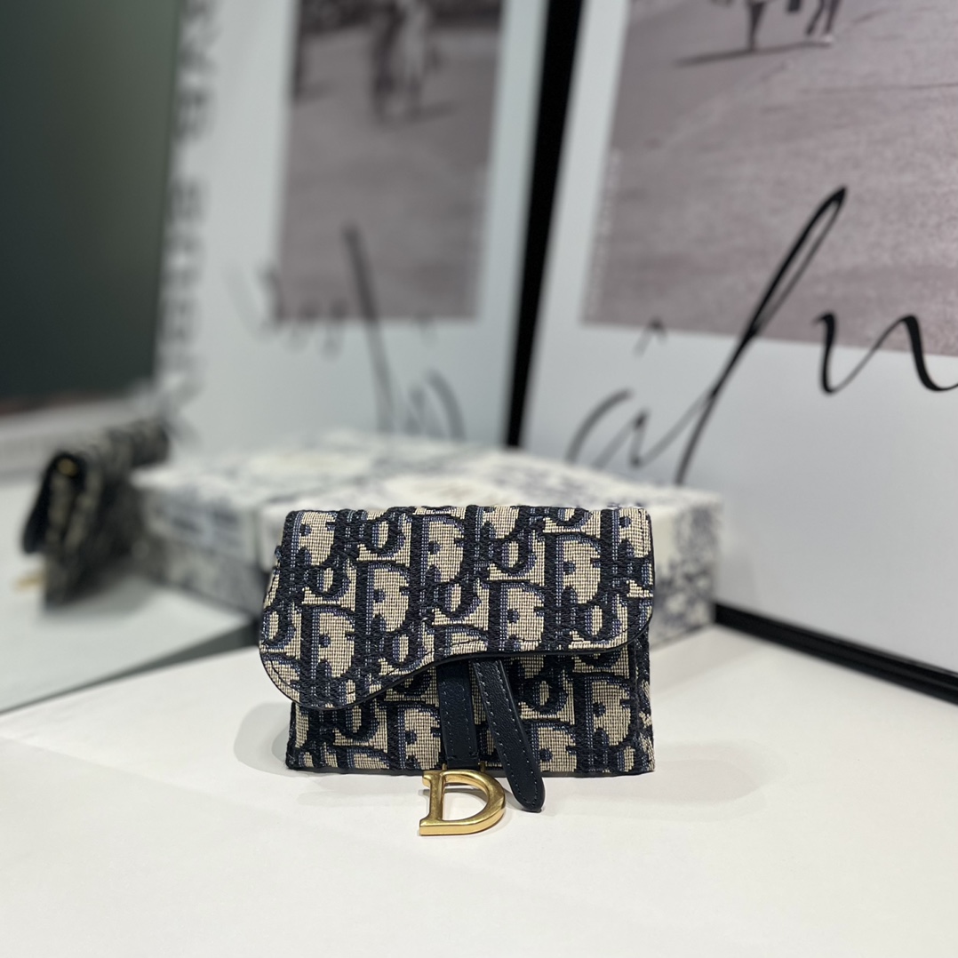 NO:671519,S5654 This saddle is carefully made of blue Oblique printed fabric, decorated with the classic logo of the iconic saddle series, with an asymmetric flap, and a stirrup 'D'-shaped pendant on the front. · Front stirrup 'D'-shaped pendant · Size 11.5×7.5×2cm, Dior wallet, dior, wallets19860909S5654  这款马鞍 采用蓝色 Oblique 印花面料精心制作,饰以标志性的马鞍系列经典标识,搭配不对称翻盖,正面点缀以马镫“D”形吊饰. ·正面马镫“D”形吊饰 ·尺寸11.5×7.5×2cm,Dior钱包,dior,wallets,欧美剧