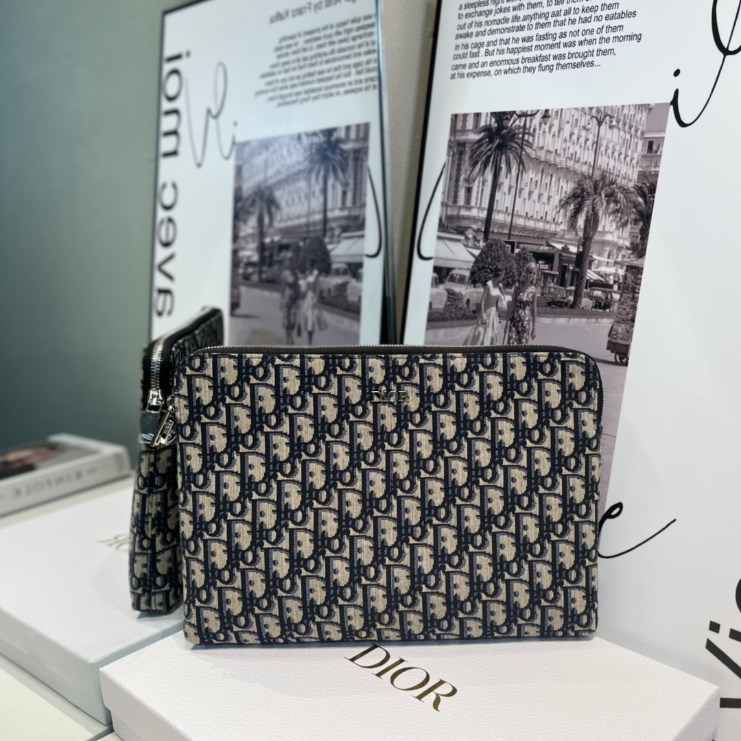 NO:671494,CA251 This A4 zippered clutch is a new flagship item, crafted from beige and black Oblique print fabrics. The 'DI*R' logo is embellished on the front to enhance the style. The large zipper compartment has three card slots and two patch pockets, which can store various daily necessities in an organized way. It comes with a detachable cowhide strap, which can be carried by hand or placed in a handbag. ·Beige and black Oblique print ·Metal-clad brass 'DI*R' logo  · 'DI*R' embossed logo on the inside · Metal-coated brass zipper closure · Removable leather strap · 2 patch pockets and 3 card slots · Dust bag included · Dimensions 35.5 x 24 x 4 cm Can hold a 13-inch laptop, a tablet and A4 documents, Dior wallet, dior, wallets, handbag, cowhide19860909CA251 这款A4 拉链手拿包是 全新推出的主打单品,采用米色和黑色 Oblique 印花面料精心制作.正面饰以“DI*R”标志提升格调,宽大的拉链隔层设有三个卡槽和两个贴袋,可井井有条地收纳各种日常用品.搭配可拆卸的牛皮革带,可手提或放入手袋中. ·米色和黑色 Oblique 印花 ·金属覆层黄铜“DI*R”标志 ·内侧饰以“DI*R”压花标志 ·金属覆层黄铜拉链开合 ·可拆卸皮革带 ·2 个贴袋和 3 个卡槽 ·内含防尘袋 ·尺寸35.5 x 24 x 4 厘米 可容纳一台 13 英寸笔记本电脑、一台平板电脑和 A4 文件,Dior钱包,dior,wallets,handbag,cowhide,欧美剧