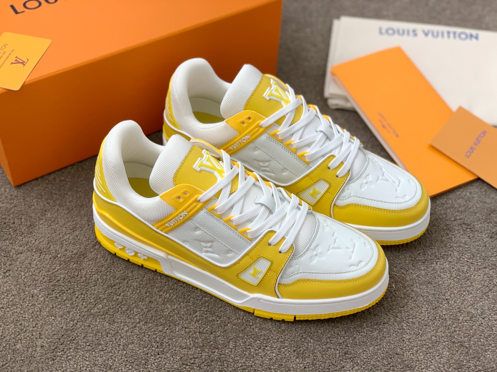 Louis Vuitton LV Trainer 运动鞋 独家定制牛皮1:1 所有切边口都按照 的步骤加工涂边 独家私模Vuitton 标识