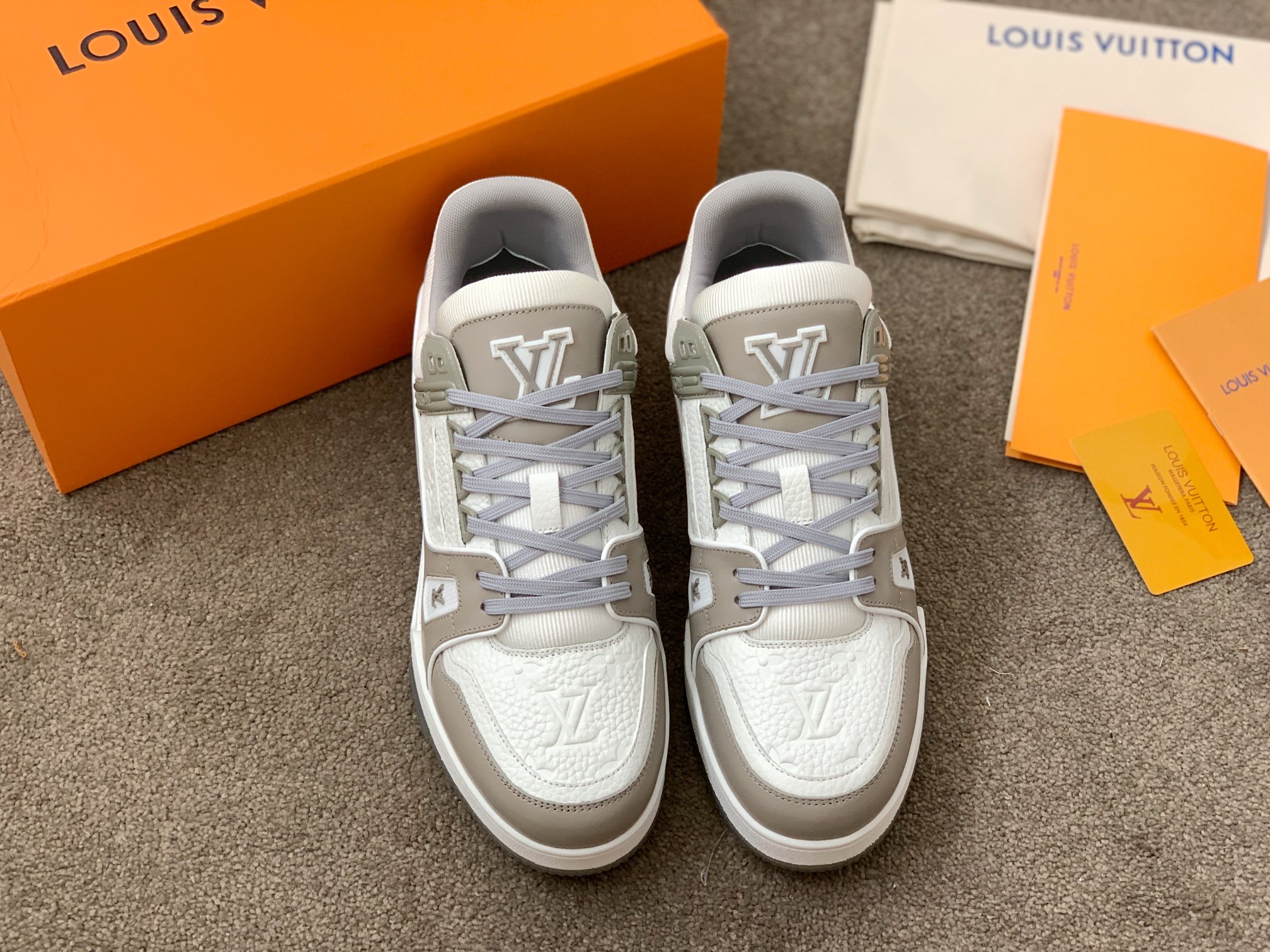 Louis Vuitton LV Trainer 运动鞋 独家定制牛皮1:1 所有切边口都按照 的步骤加工涂边 独家私模Vuitton 标识