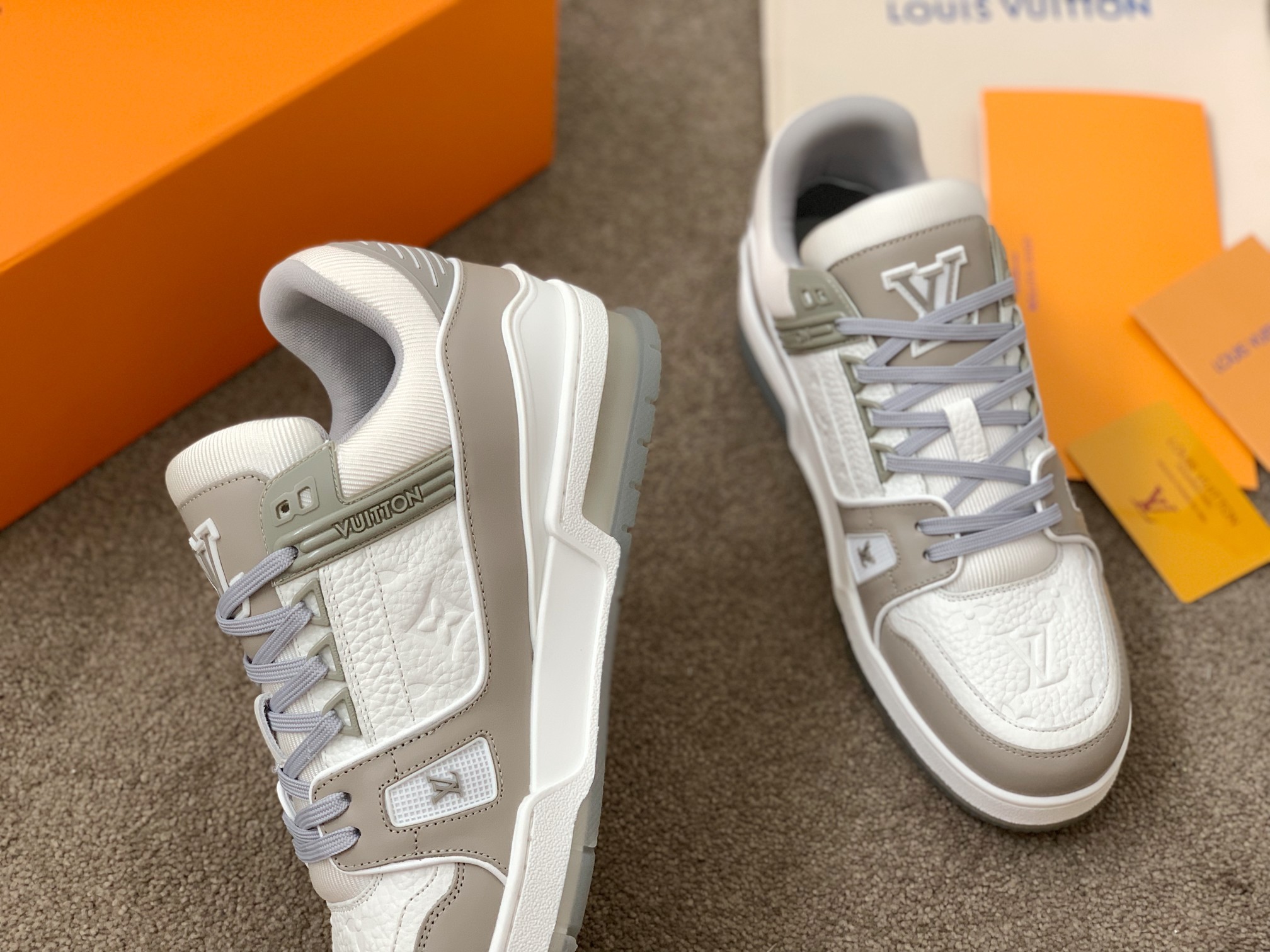 Louis Vuitton LV Trainer 运动鞋 独家定制牛皮1:1 所有切边口都按照 的步骤加工涂边 独家私模Vuitton 标识