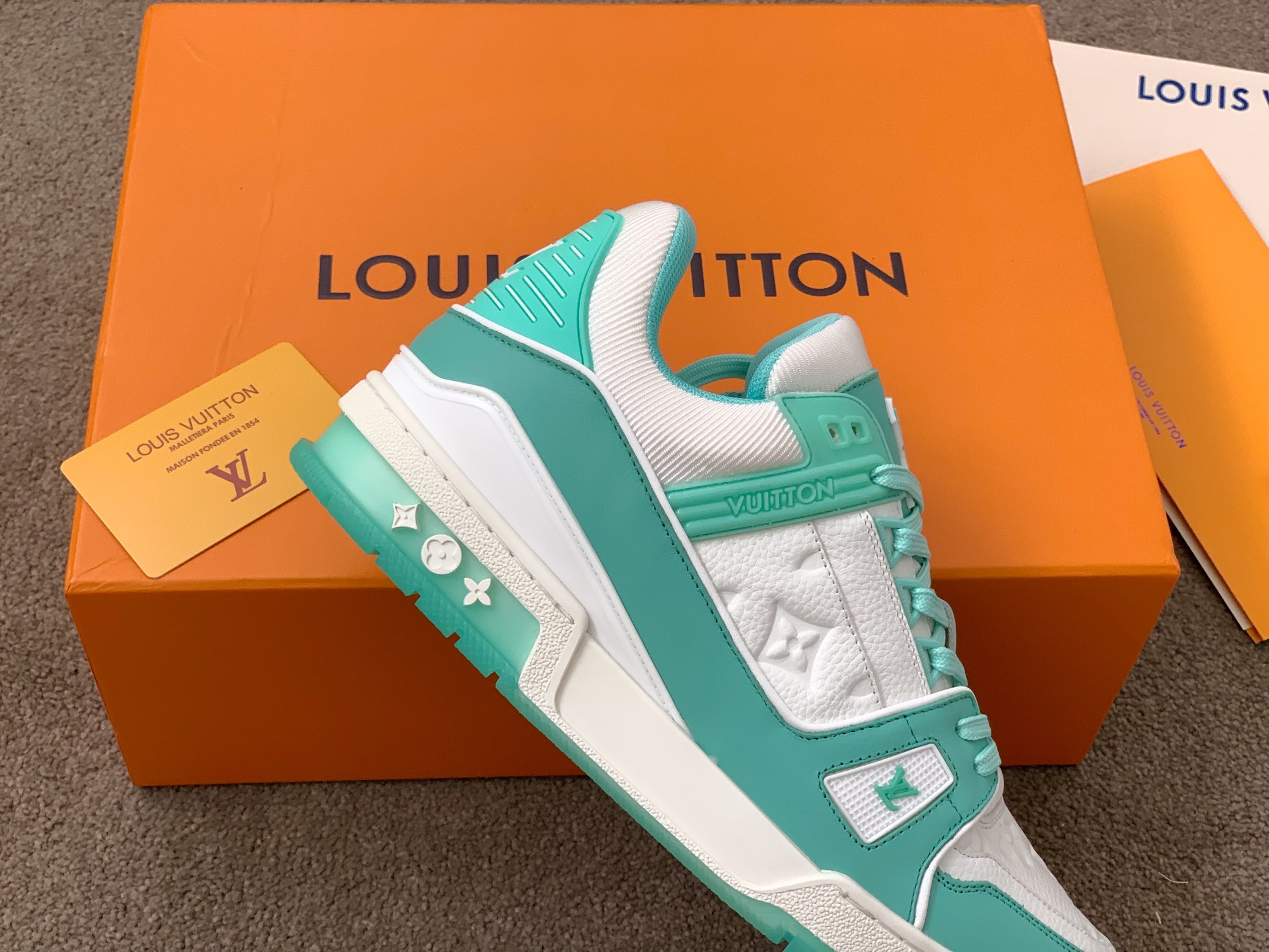 Louis Vuitton LV Trainer 运动鞋 独家定制牛皮1:1 所有切边口都按照 的步骤加工涂边 独家私模Vuitton 标识
