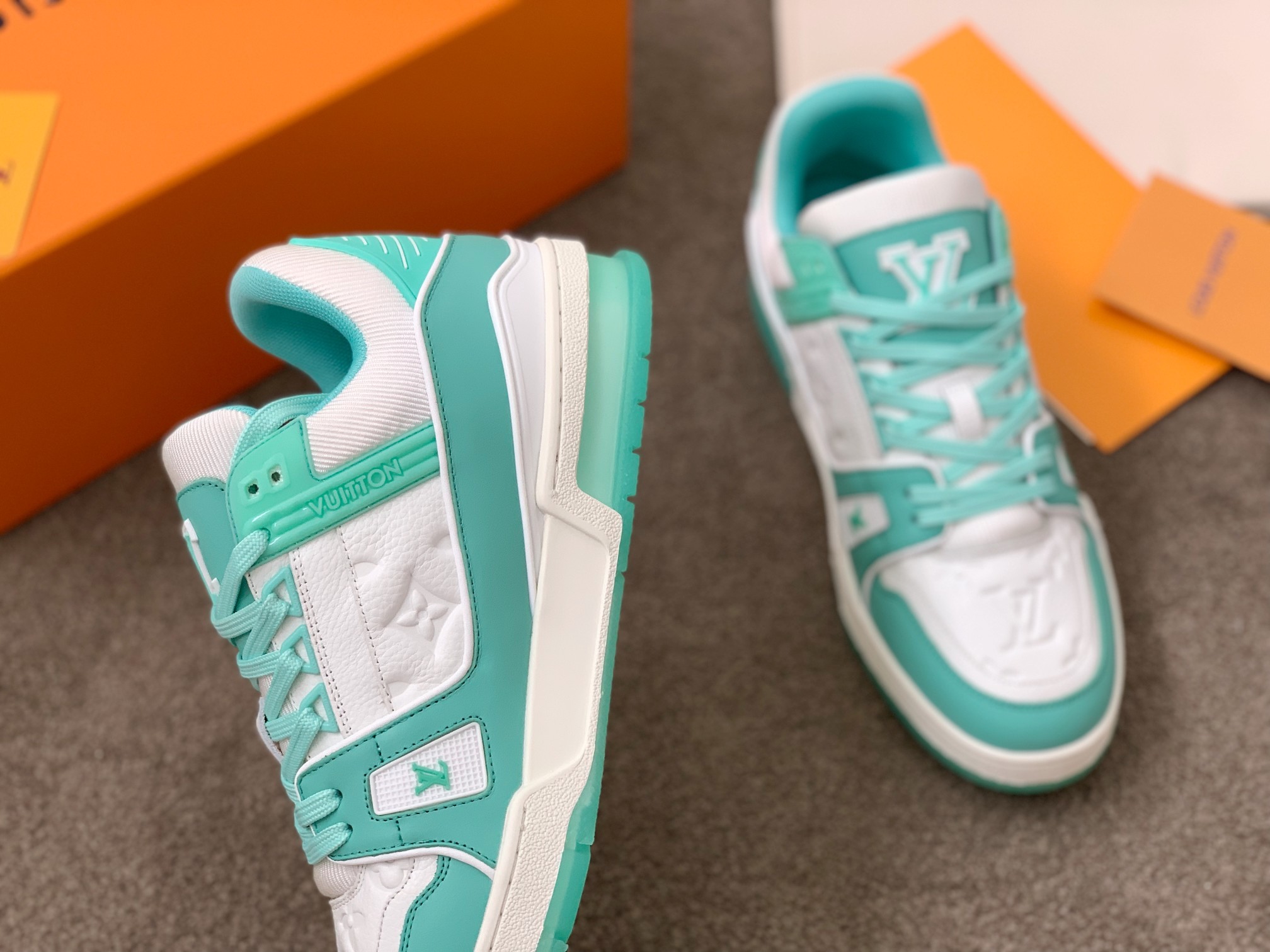 Louis Vuitton LV Trainer 运动鞋 独家定制牛皮1:1 所有切边口都按照 的步骤加工涂边 独家私模Vuitton 标识