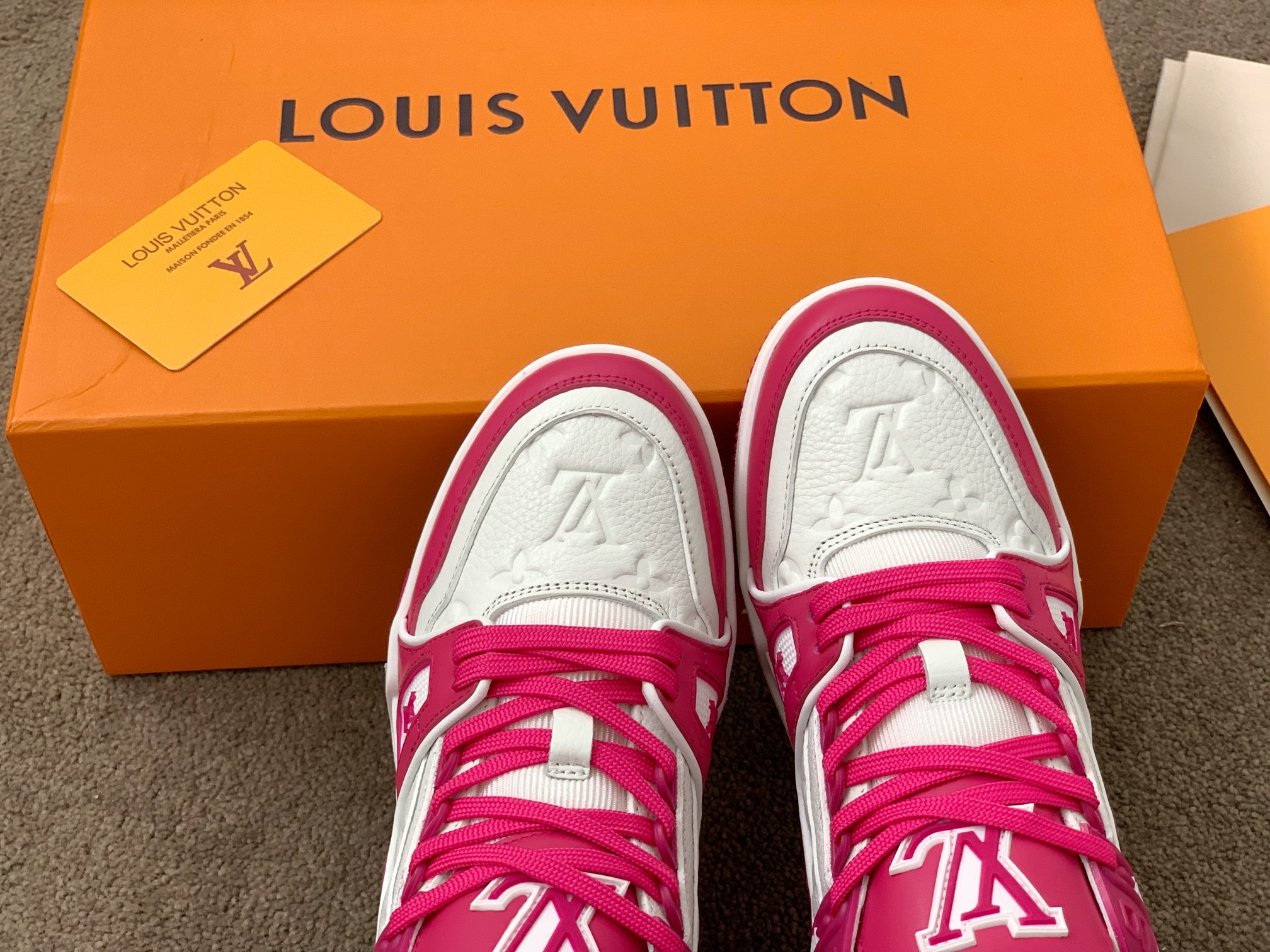 Louis Vuitton LV Trainer 运动鞋 独家定制牛皮1:1 所有切边口都按照 的步骤加工涂边 独家私模Vuitton 标识
