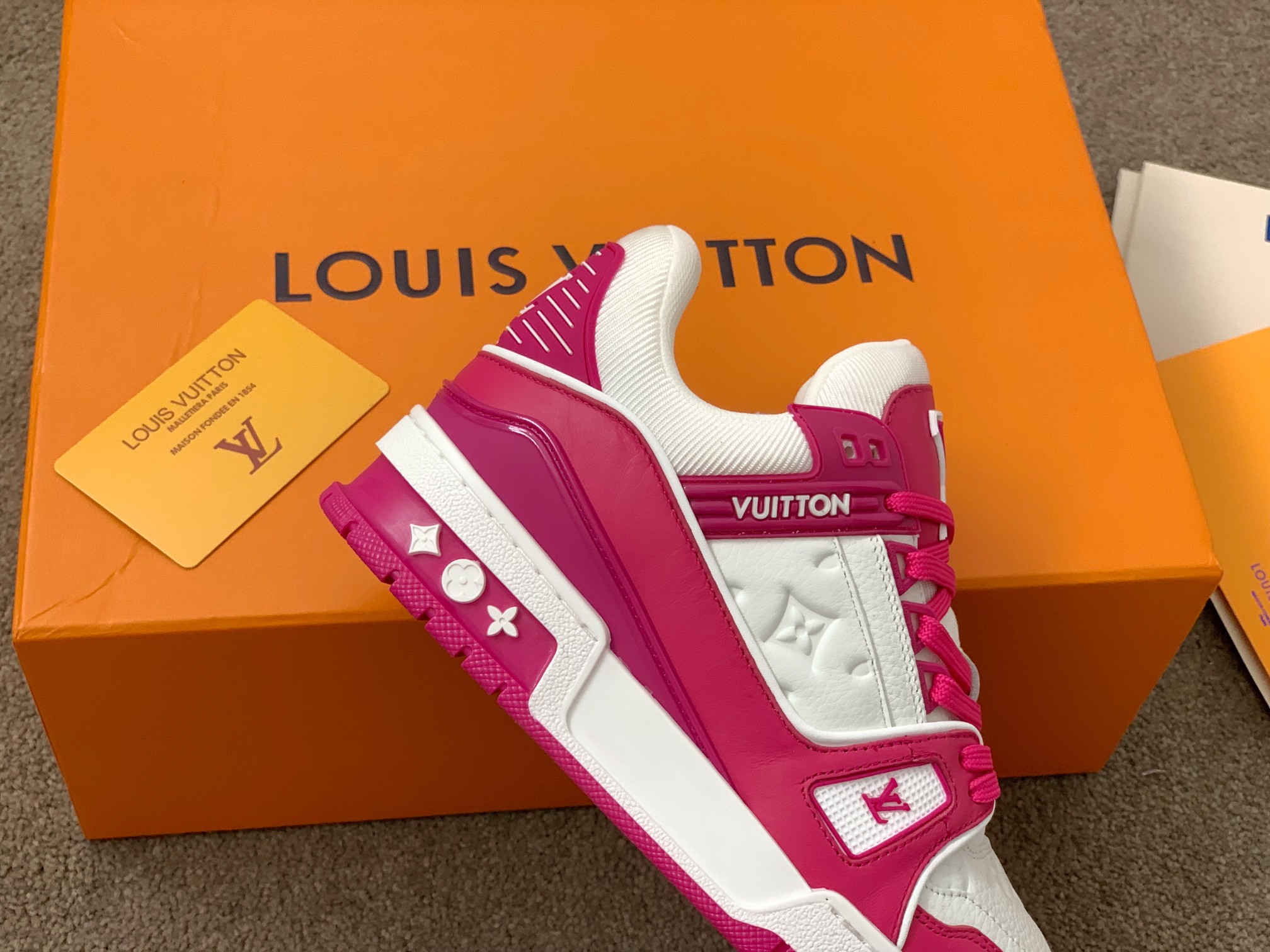 Louis Vuitton LV Trainer 运动鞋 独家定制牛皮1:1 所有切边口都按照 的步骤加工涂边 独家私模Vuitton 标识