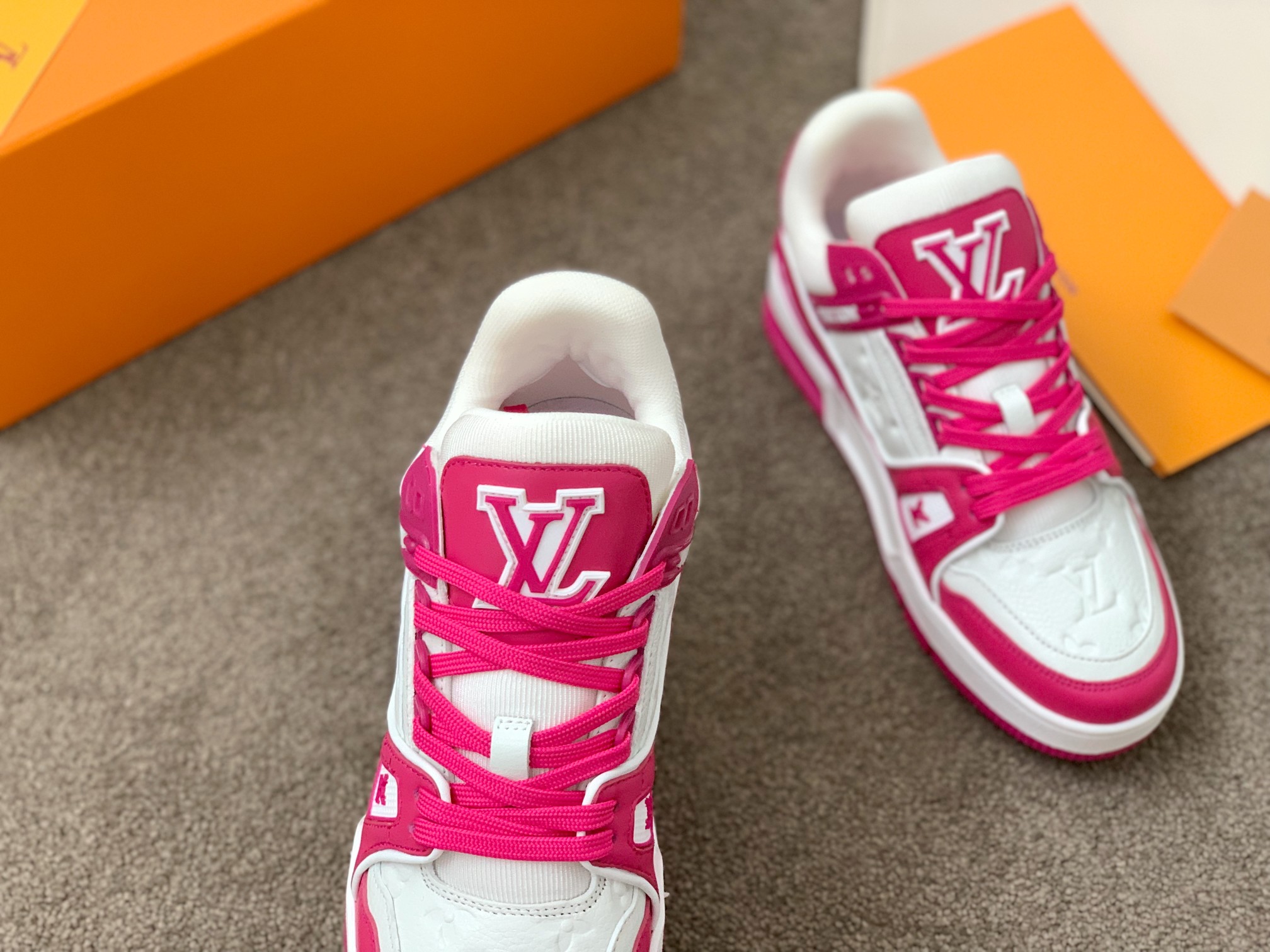Louis Vuitton LV Trainer 运动鞋 独家定制牛皮1:1 所有切边口都按照 的步骤加工涂边 独家私模Vuitton 标识