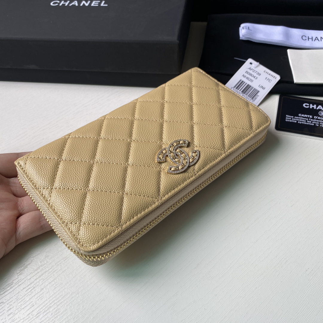 Chanel 小香22新款拉链长夹钱包到货 头层牛皮搭配新款luogo、同样是穿皮旁边钻石包围设计 细节美到淋漓尽致 尺寸:10×19