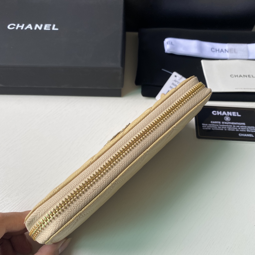 Chanel 小香22新款拉链长夹钱包到货 头层牛皮搭配新款luogo、同样是穿皮旁边钻石包围设计 细节美到淋漓尽致 尺寸:10×19