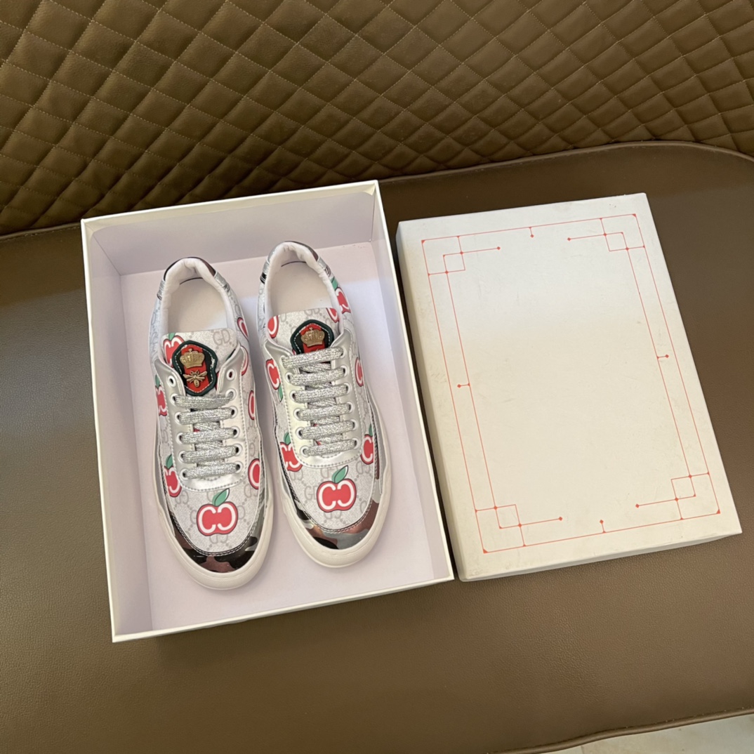 I5  高品质😍 欧美大师设计简洁高档大气，专柜品质值得信赖，面料进口顶级牛皮 。😍 牛皮 内里🐑 做工精细，专柜原版大底，上脚舒适百搭，潮男乐福专属定制，小 麦昆 Alexander McQueen  适合司机户外行车🚗 休闲鞋系列之首 男鞋