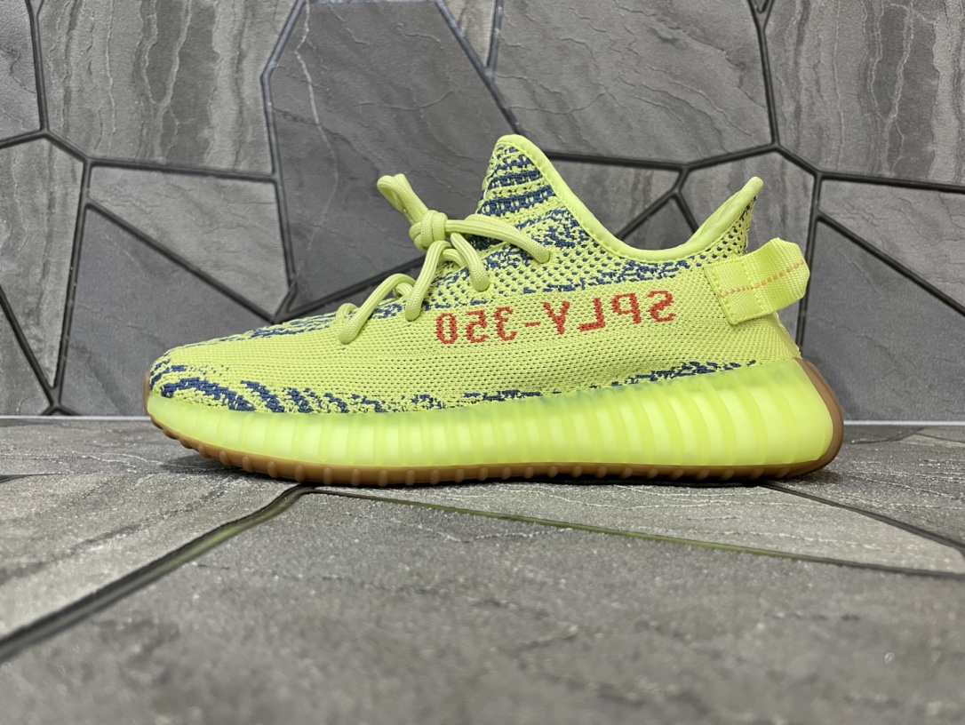 ☑️纯原级 椰子ewdydyV2 黄斑马 货号Beqwydq72 \nadidas Yeezy Boost ewdydyv2是迄今为止最受欢迎的Yeey鞋之ー。万邦客供辰元原厂鞋面 原厂鞋带 深圳高斯原厂马克线 过油巴斯夫真爆满钉大底 原厂模具成型 正确后跟外翻弧度 区别市面通货版本 万邦打标最新打标系统 原标原墨 细节如图\n码数：36 36.5 37 38 38.5 39 40 40.5 41 42 42.5 43 44 44.5 45 46 47