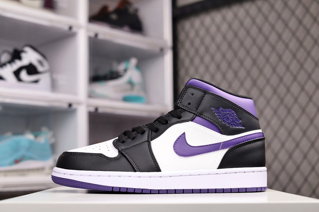 H0 公司级 Air Jordan 1 Mid 黑白紫中帮当前市场最优版本 陆续上架全鞋采用原装头层皮 用料扎实 精雕细琢鞋型极致还原 飞翼3D打印改良 深度立体 四线中底拉帮皮料选材 钢印 背胶一应俱全 全新批次 原装原模大底全鞋原厂定制皮料，手感细腻正确折边工艺 完美细节诠释。官方