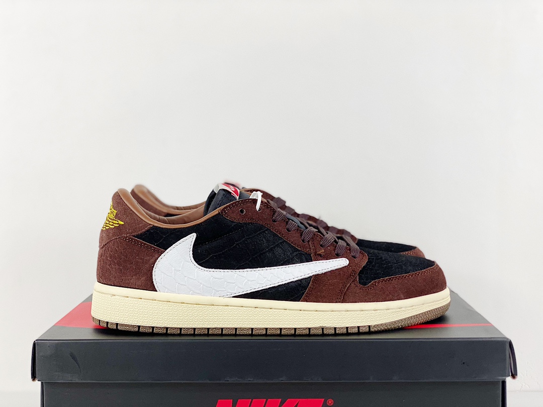 公司级 Air Jordan 1 Retro High OG 倒勾 低帮 AJ1 乔丹1代 aj1 乔1 反向脚趾。亮点之处在于鞋侧的倒置 Swoosh。错版灵感来源于洛杉矶球鞋店铺收到一双特别的错版勾子倒过来，研发出反向勾的设计。