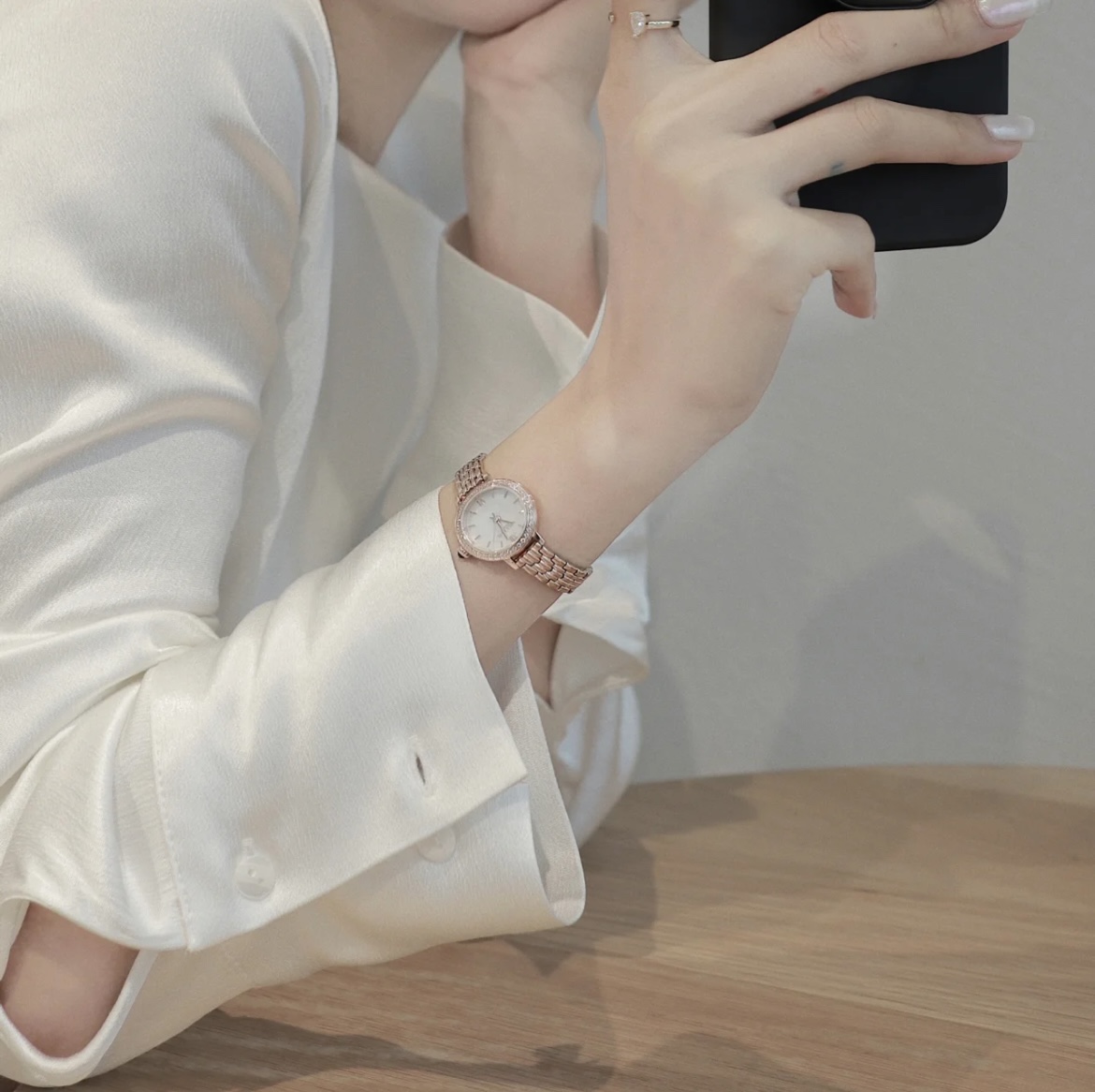 Recommended by leading style influencers, this timepiece pairs effortles - Comprehensive 4