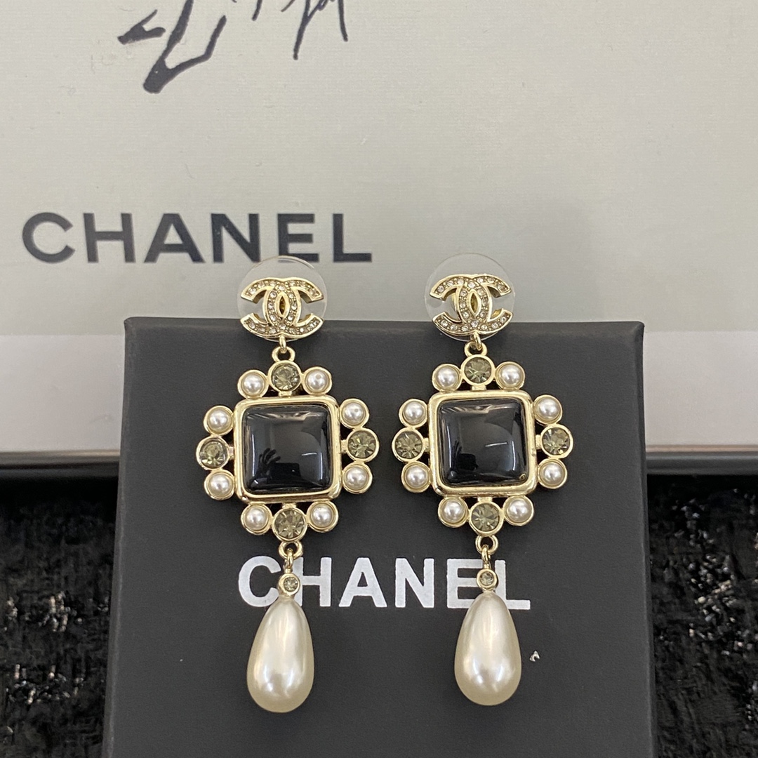 💰120 
编码E723  
🛍小香耳钉热销款火爆上新❣
🛍同步专柜‼独家高端品质实拍图‼代购级别‼做工精致细腻👍重工版本😎超级仙女唯美的一款🧐做工超级细心无漏洞🤩媲美zp🌟买到就是赚到❤