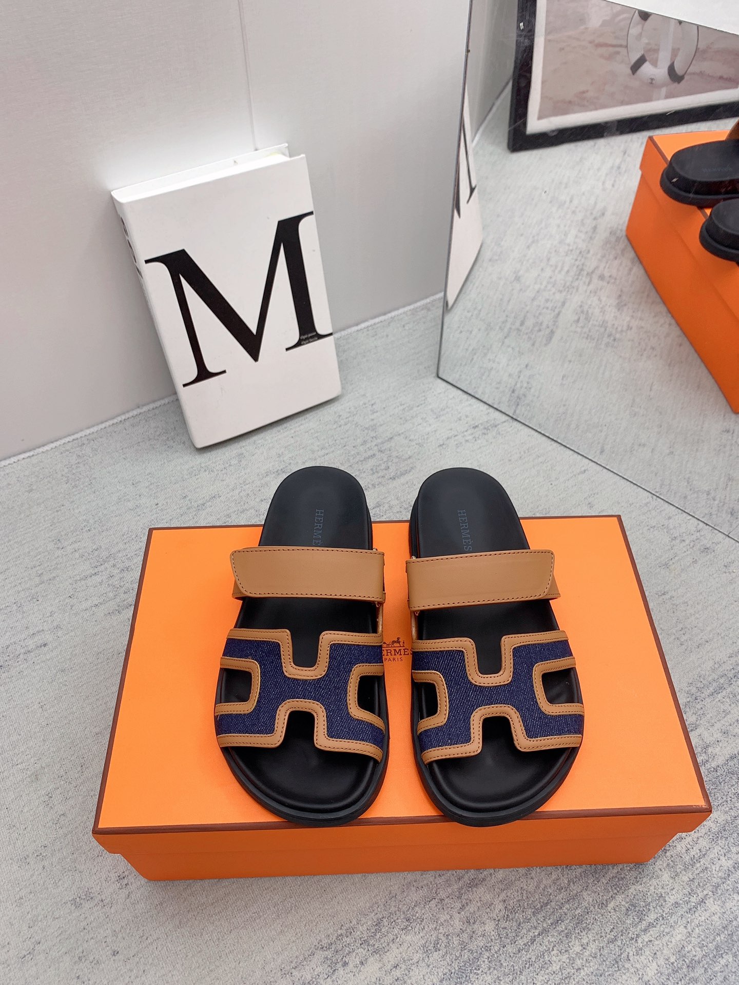 NO:546266,Women's men's model (top version) H home 25 autumn and winter new model HERME*S couple's second uncle shoes that are popular recently - sandals, paired with various colorful socks, it is very fashionable. Imported calfskin upper imported, water-dyed cow lining, outsole Tpu non-slip wear-resistant, sizes for women 34-41 men 39-46 (women 34.40.41 men 45.46 customized, no return or replacement), slippers, hermes, sandals, slippers, cowhide, socks19860909女款男款（顶级版本） H家 25秋冬新款 HERME*S最近火到不行的情侣款二舅鞋- 凉鞋,搭配各种彩色袜子,潮爆了 鞋面进口小牛皮 内里进口水染牛里 大底Tpu防滑耐磨大底 码数女34-41男39-46（女34.40.41男45.46定做不退不换）,拖鞋,hermes,sandals,slippers,cowhide,socks,Women's Shoes