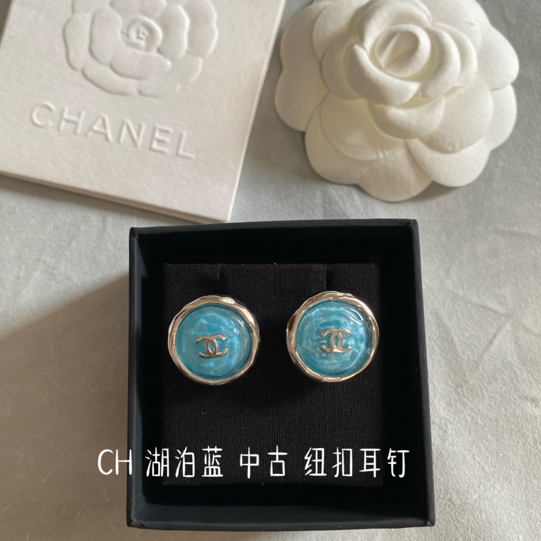 NO:632572,88180 [Fragrant Lake Earrings] Middle-aged style!  Internet celebrity order!  Rare and rare classic second-hand models are not only called vintage if they are golden!  A particularly elegant design, the round and irregular concave silver metal is set off with a specially customized concave and convex corrugated surface lake sapphire, creating the feeling of a sparkling lake surface!  Extraordinarily quiet!  Special harmony!  A rare item that can only be found!  Highly recommended, close your eyes and enter!  !  ,,Cardia high-end jewelry1986090988180【香湖泊耳钉】中古款！网红订单！罕见稀有的经典中古款,并不是只有金灿灿的才叫vintage！特别气质的设计,圆形不规则的凹银色金属托衬着特别定制的凹凸波纹面湖蓝宝石,制造出波光粼粼的湖面的感觉！特别的静谧！特别的和谐！可遇而不可求的款！强烈推荐,闭眼入！！,,卡迪亚高端饰品,Jewelry