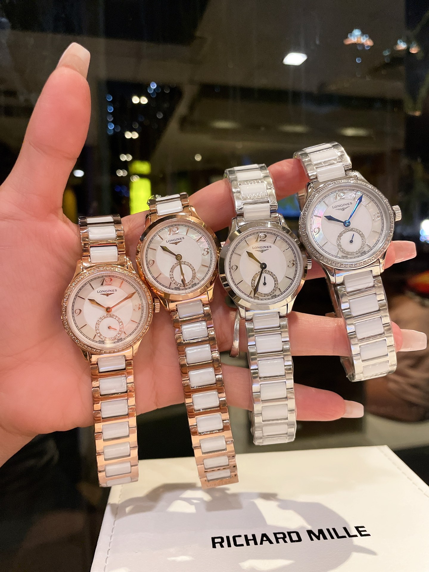 K5   浪琴  Longines . 最新气质女表 搭载原装进口石英机芯，珍珠贝表盘，水晶镶钻精致雅典，闪亮而不单调，316精钢表壳 ，蓝宝石玻璃[玫瑰]尺寸32mm 典雅气质，魅力绽放 专注品质