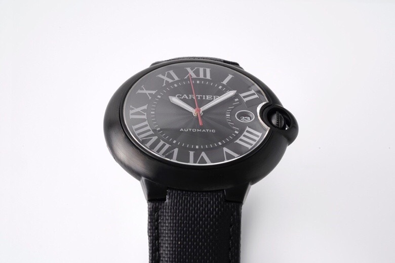 AF最强神作!2020年卡地亚最新版本42mm蓝汽球男表!火爆来袭!
2020新表!!特别不同于19年以前的版本!
整体更加精致正装!表盘微微淡黄双重色调,罗马刻度黑色油印更立体丰满,麦头所有英文字体改正新版,更清晰立体,而中间菊花纹路放射清晰,更加呈现立体视觉享受!钢带款新表扣己改款,变薄变小更精致!表带钢粒整体也微薄区别于之前版本!AF都做得很好!
AF全面改版升级!力求完美演绎如下:
1.壳套方面:瑞士品级精工打磨!原装蓝色尖晶石表冠!表壳型状弧度,月牙位型态质感无敌! 完美蓝宝石鱼眼水泡水晶镜面加月牙🌙开口!多套组合壳套严谨精致细密!3度强势防水!精品表带打磨拉纱手感爆棚!表壳后盖logo,采用德国CNC雕刻复原,双胞胎效果!8颗正品级螺丝! 以上各配件!均可与原装正品手表互换!无差异!
2.表盘内部:正品代工厂级别的字面!超难的最强复刻!顶尖纯正烧钢蓝指针!日历条的银灰色调字体粗细一致!秒杀市场所有版本!AF的变态复刻要求!力追最强!
3.机芯方面:采用Top级海殴2824机芯!装表师父的超精细装配后,机芯很稳定,走时精准,极少极少返修!值得拥有!
4.一表一号一吊牌,三码合一!扫码数据跟足正品!专柜不再使用红色保修卡之类的配套!而采用大张发票的方式!我们没有做发票复制!也不做市场那些显假的包装! 这AF的表包装上与正品一致!超强仿伪!欢迎品鉴!
5.最强最优性价比! 三种版本! 钢带! 鳄鱼皮! 意大利牛皮! 物超所值!买到就是赚到!
AF,只跟正品做比对!我们能提供给你原装正品手表和我们的复刻品!欢迎来品鉴!