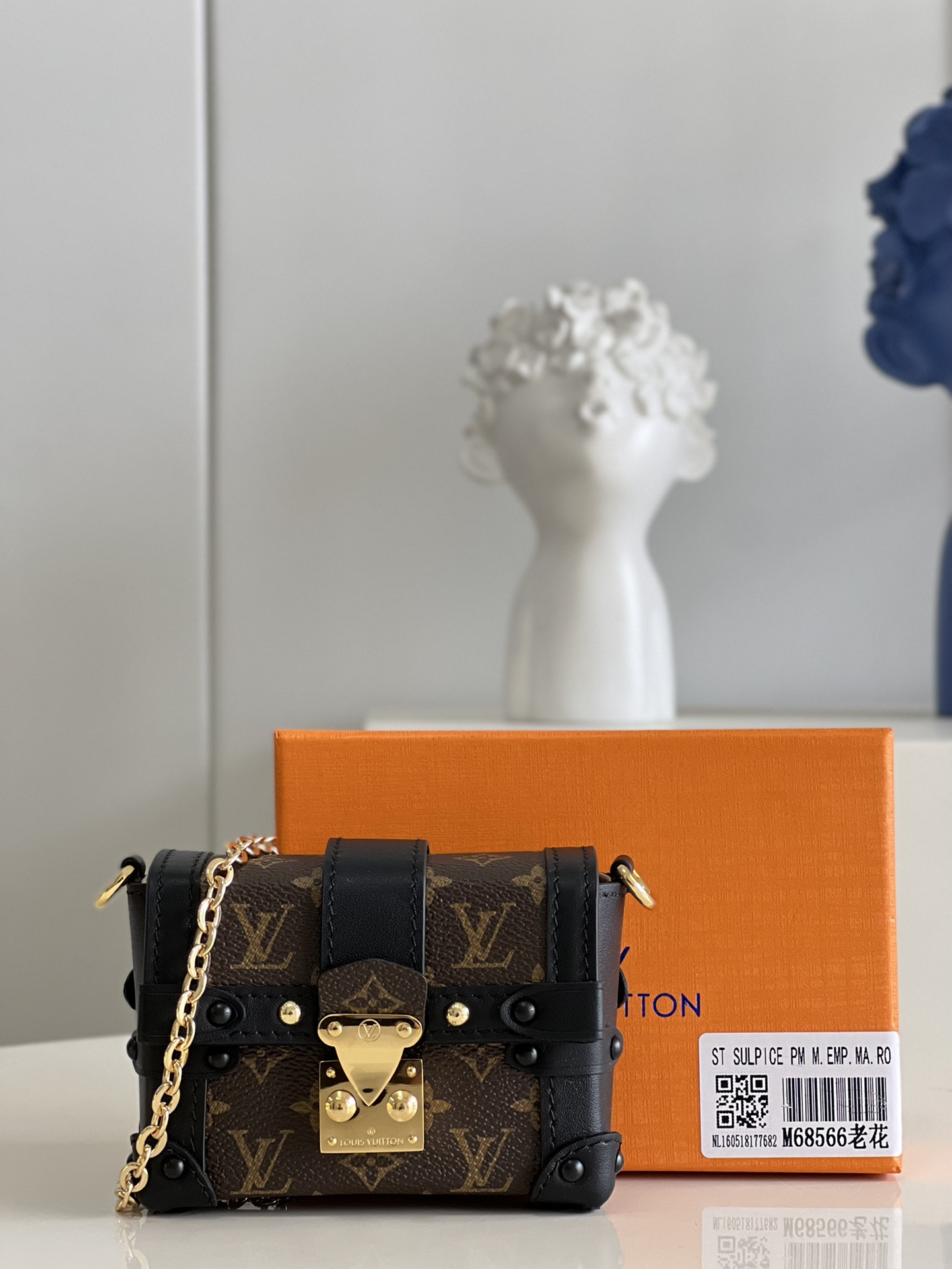 NO:398842,[Exclusive real photo of M68566 old flower] Chain bag Monogram coated canvas Essential Trunk chain bag combines many iconic elements, paying tribute to the traditional suitcase design Monogram pattern, metal studs, S-lock buckle and Malletage printed lining Size: 7.5 x 10.5 x 4.0 cm MD.,LV [original leather],louis vuitton19860909【独家实拍M68566老花】链条包 Monogram 涂层帆布 Essential Trunk 链条包融汇诸多标志性元素,致敬传统行李箱设计Monogram 图案、金属饰钉、S-lock 锁扣与 Malletage 印花内衬 尺寸: 7.5 x 10.5 x 4.0 cm MD.,LV【原厂皮】,louis vuitton,Bag