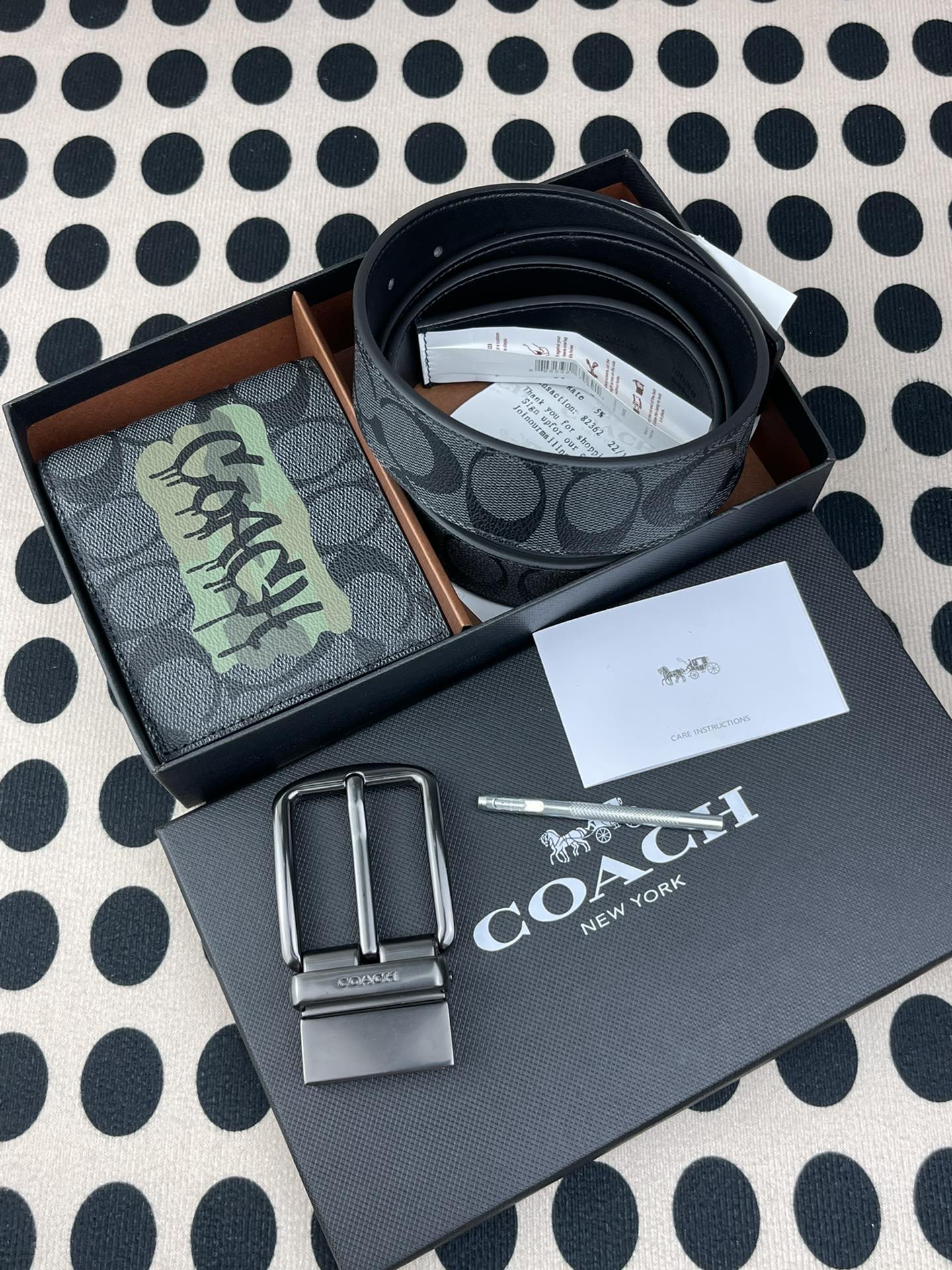 Coach ～coach 送礼男款精品皮带F64839+黑色彩印短款钱包37333