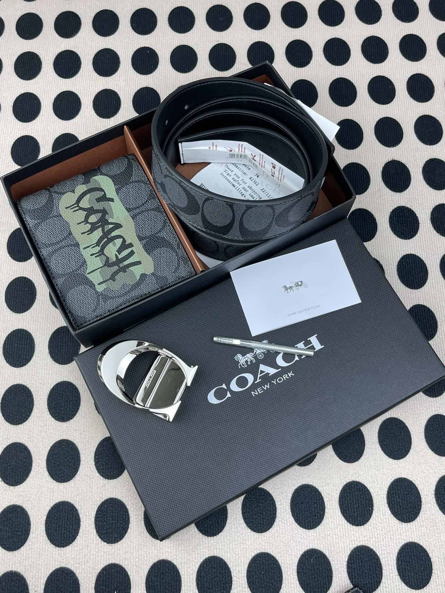 Coach ～coach 送礼男款精品皮带F64839+黑色彩印短款钱包37333