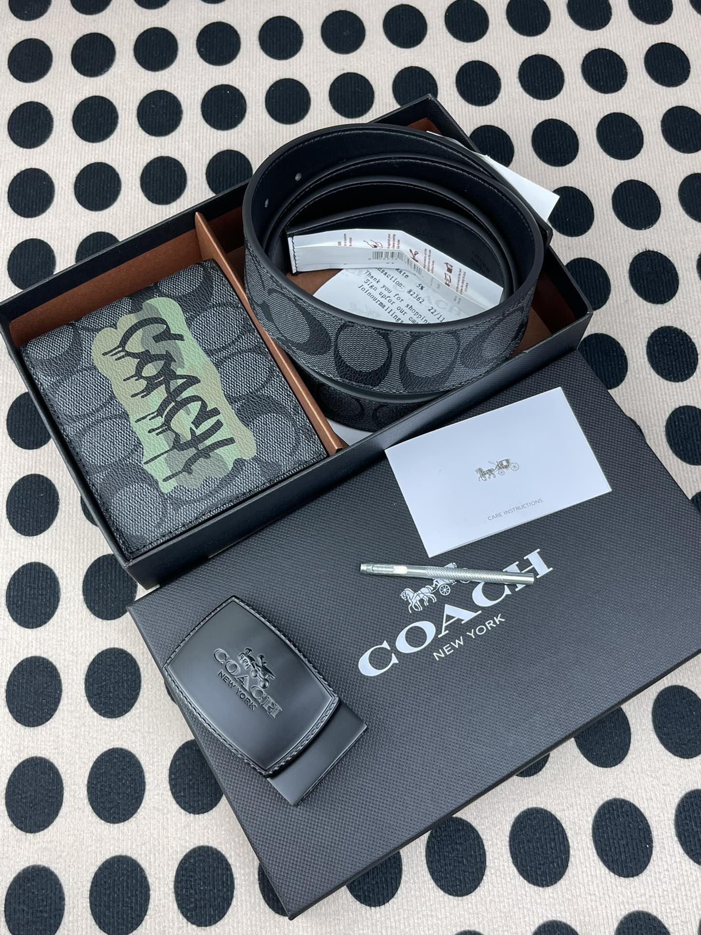 Coach ～coach 送礼男款精品皮带F64839+黑色彩印短款钱包37333