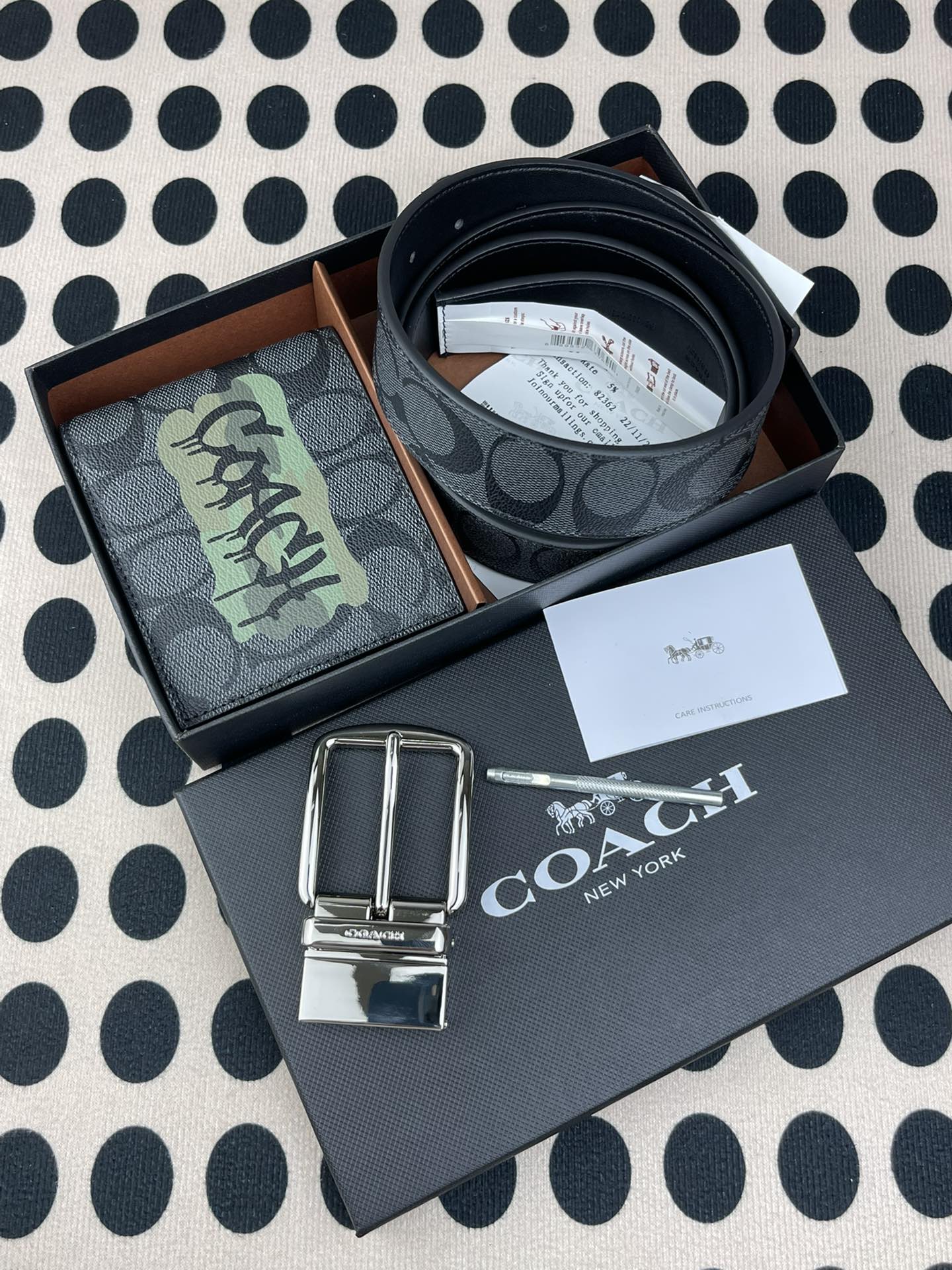 Coach ～coach 送礼男款精品皮带F64839+黑色彩印短款钱包37333