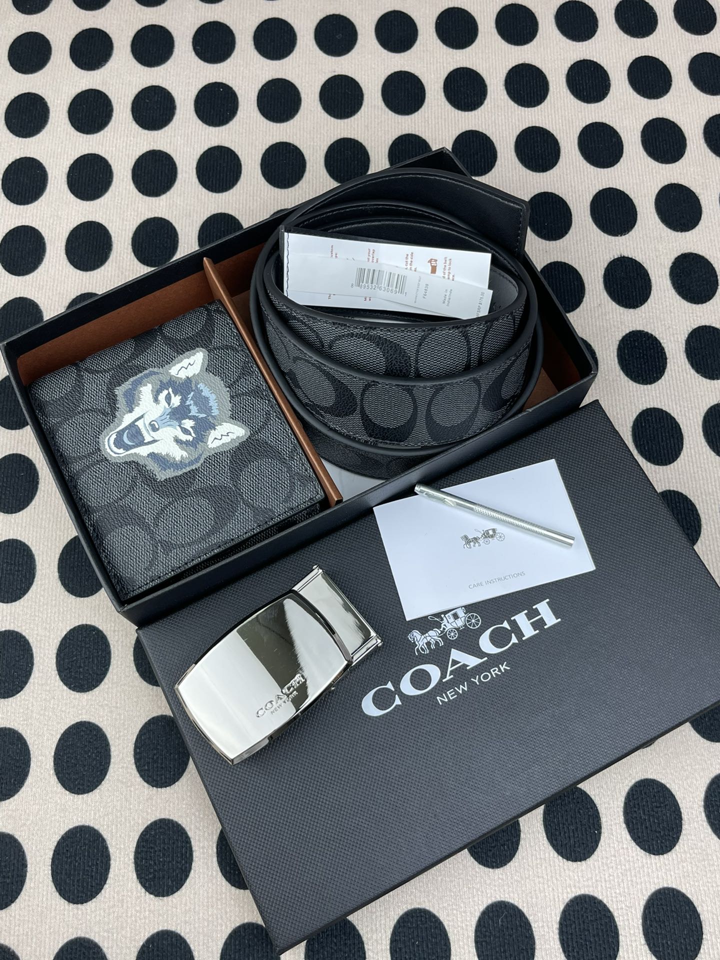 Coach ～coach 送礼男款精品皮带F64839+黑色彩印狼头短款钱包31522