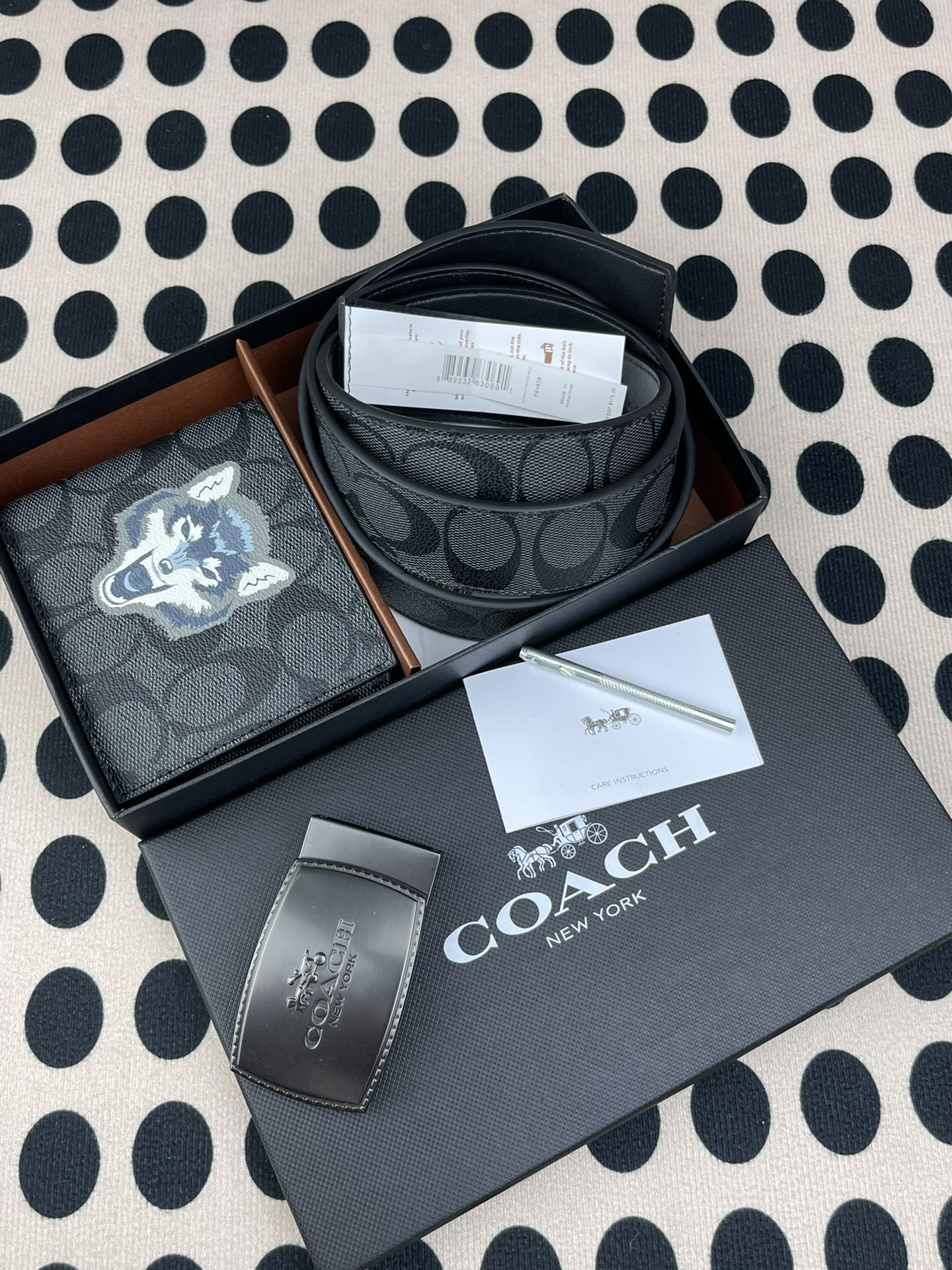 Coach ～coach 送礼男款精品皮带F64839+黑色彩印狼头短款钱包31522